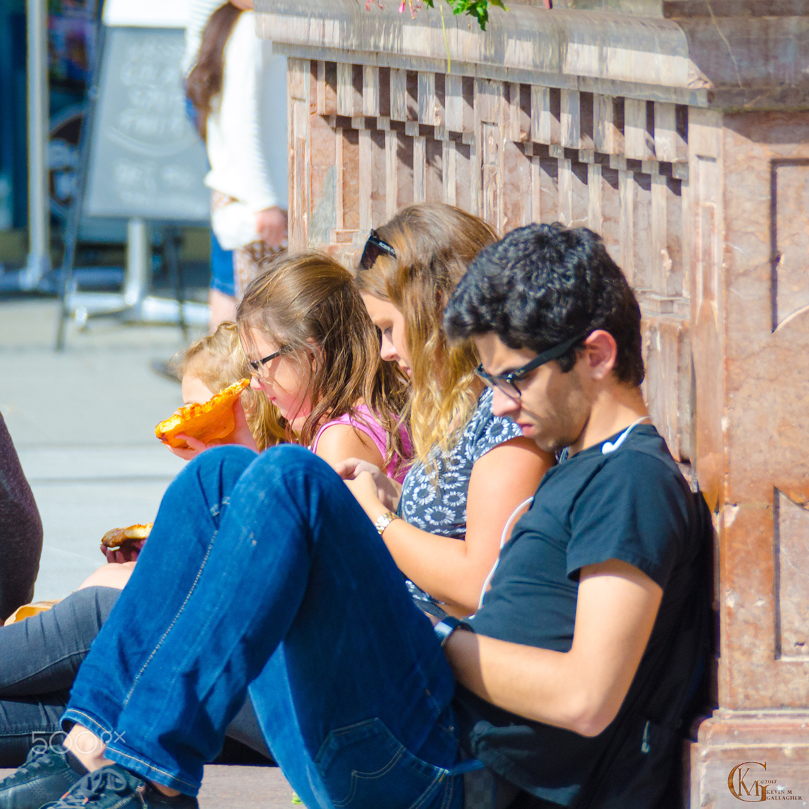 Nikon D7000 sample photo. Teens sitting under a statue photography