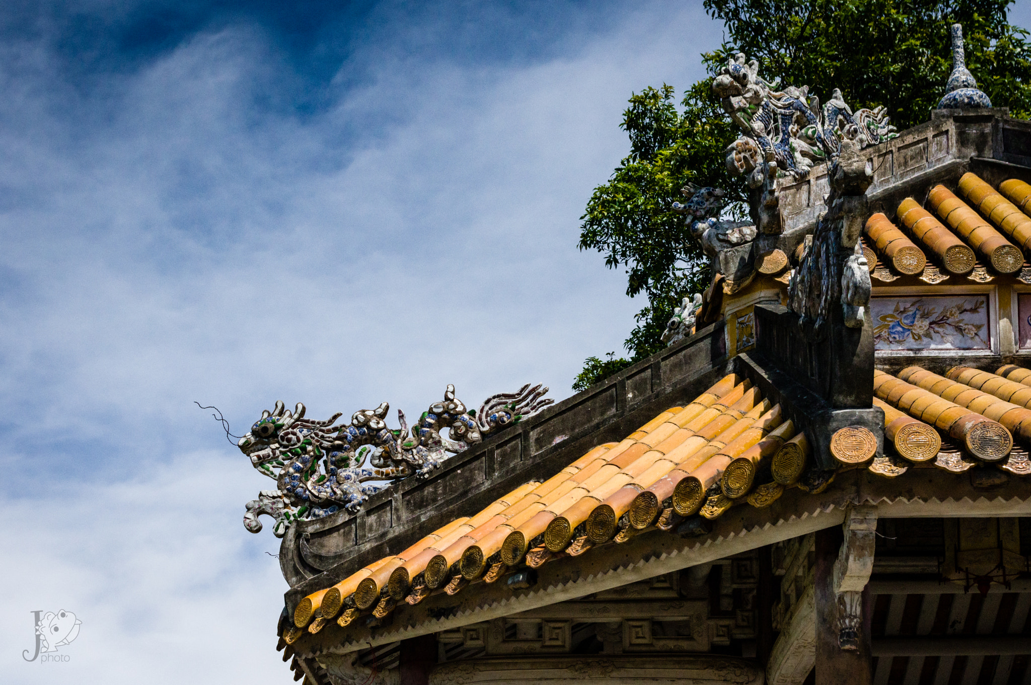 Pentax smc DA 18-55mm F3.5-5.6 AL WR sample photo. Dragons sur les toits des maisons des mandarins photography