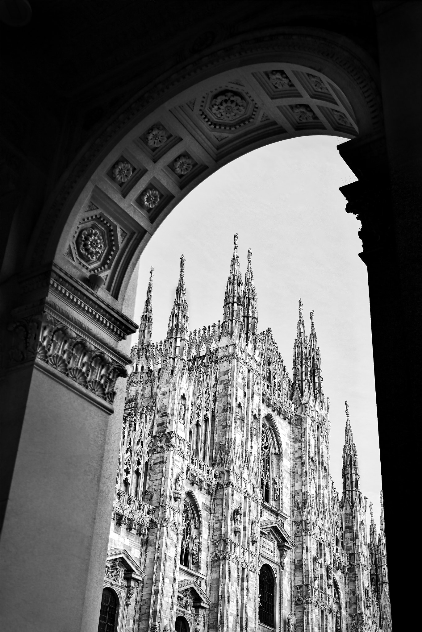 Canon EF 28-135mm F3.5-5.6 IS USM sample photo. Milan cathedral b&w framed in arch photography