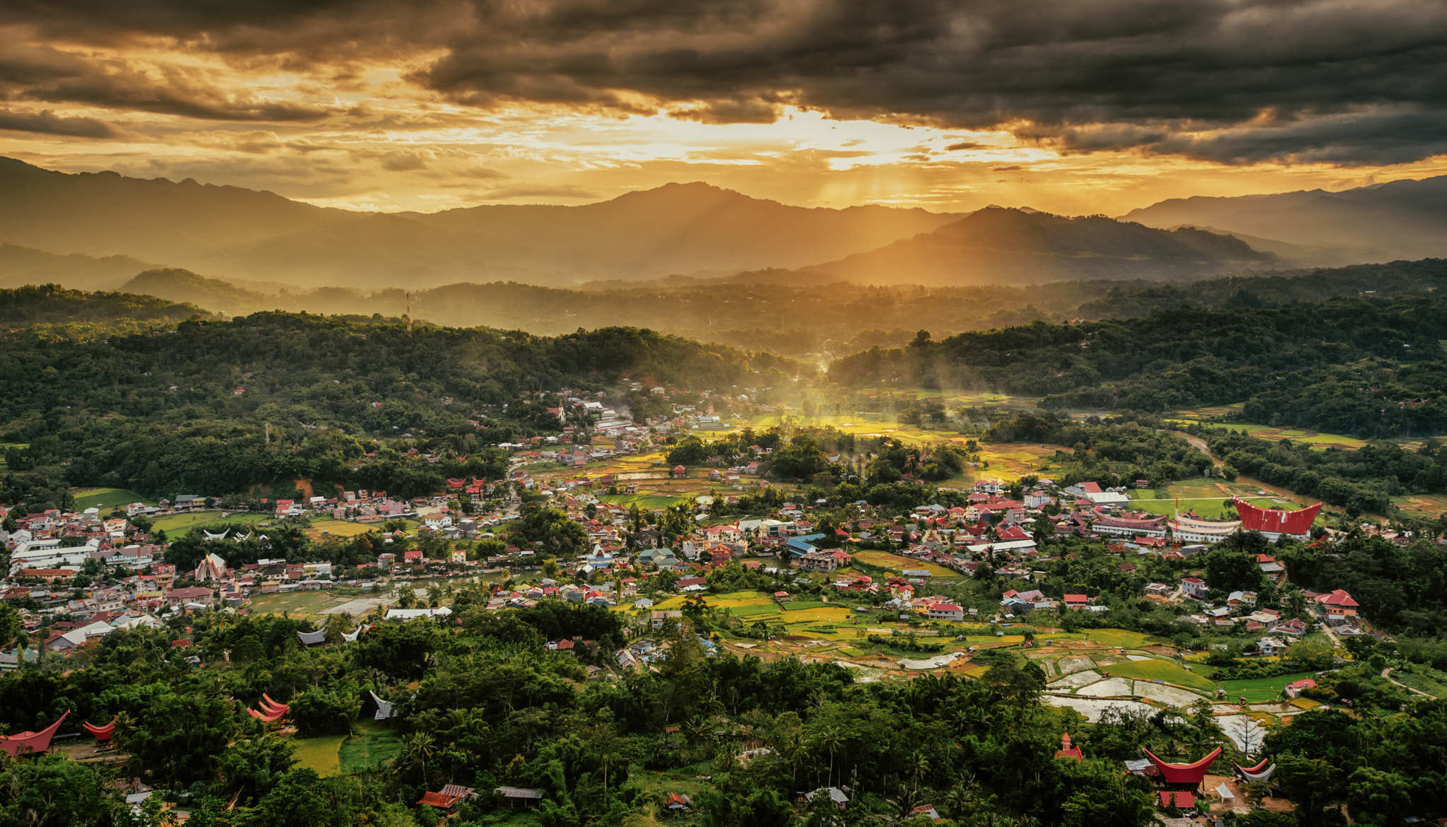Nikon AF-S Nikkor 16-35mm F4G ED VR sample photo. Sunset over rantepao, toraja photography
