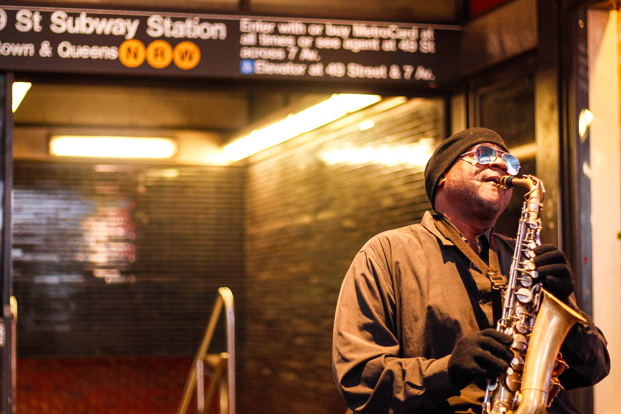 Canon EOS 1100D (EOS Rebel T3 / EOS Kiss X50) + Canon EF 50mm F1.8 STM sample photo. Busking in times square photography