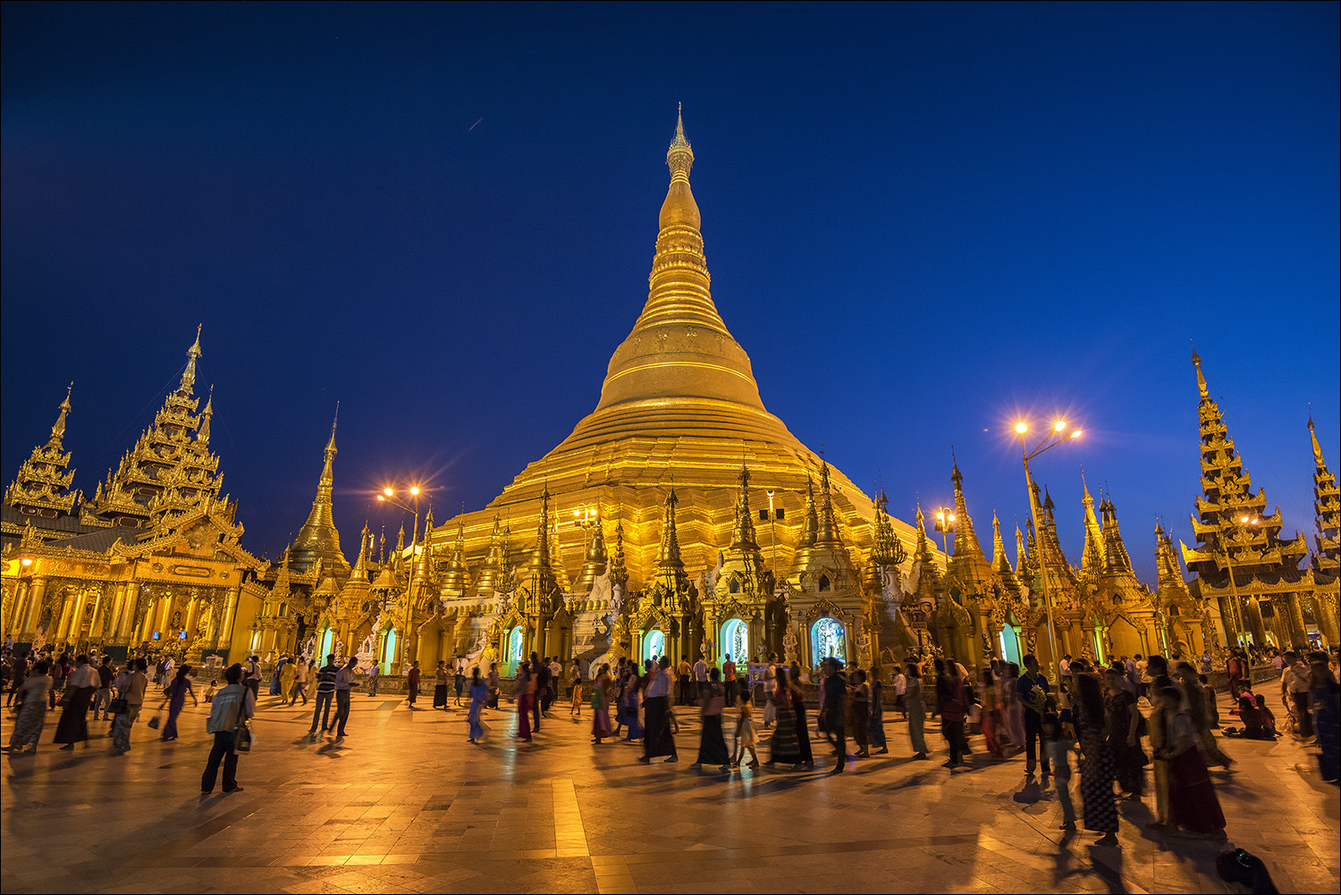 Nikon D810 + Nikon AF-S Nikkor 16-35mm F4G ED VR sample photo. Szwedagon photography