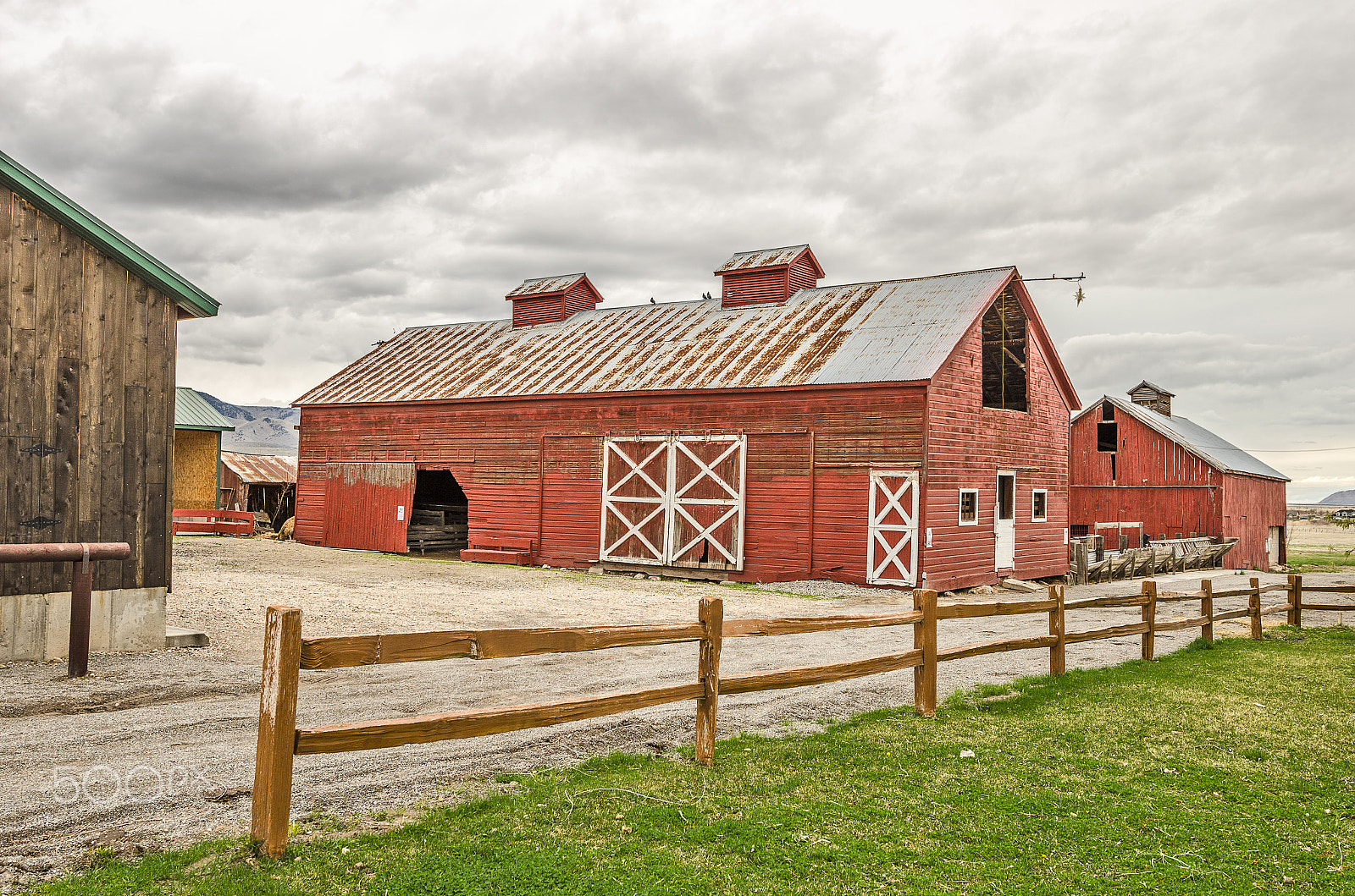 Nikon D7000 + Nikon AF-S Nikkor 14-24mm F2.8G ED sample photo. Red barns photography