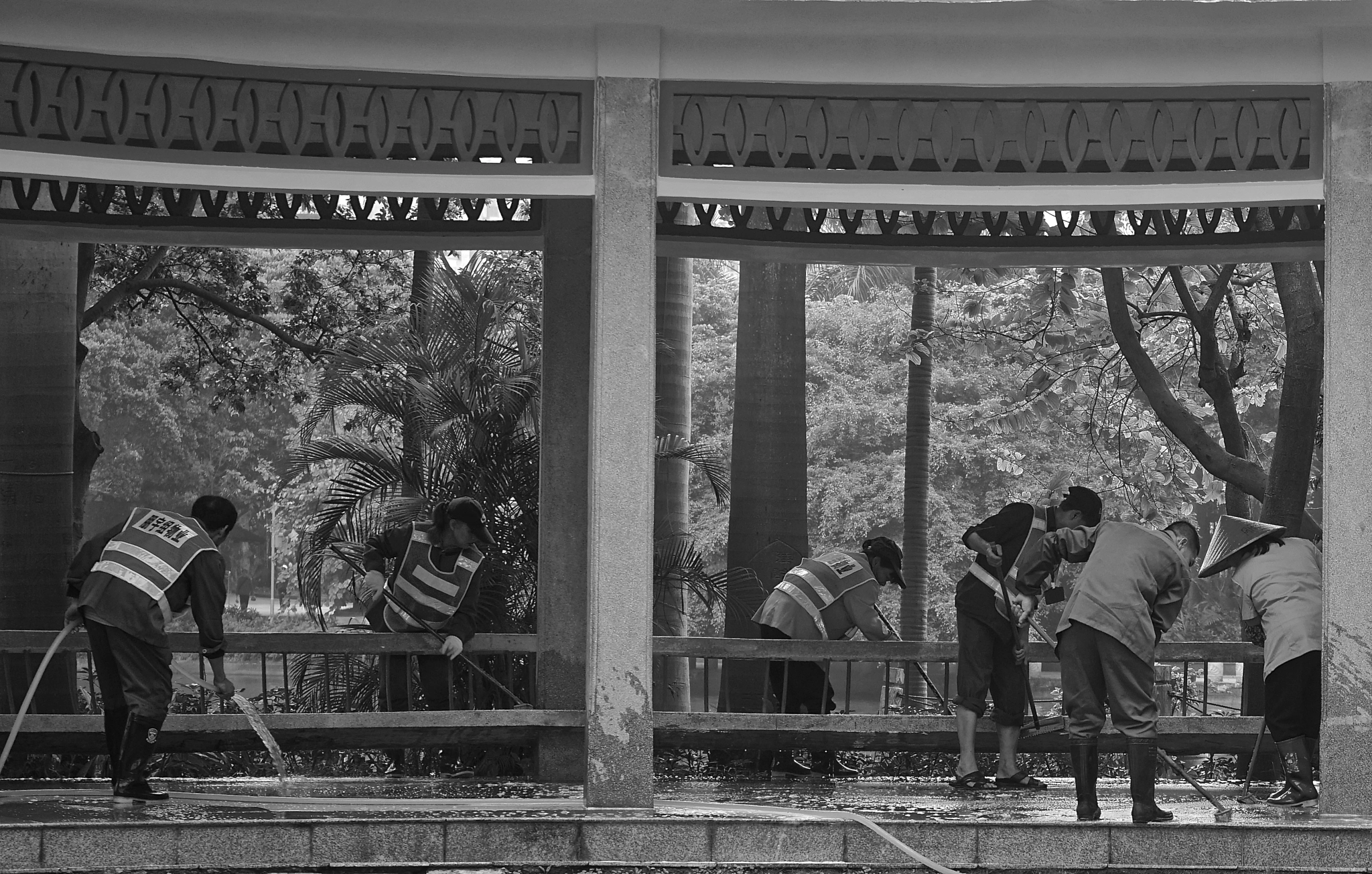 Sony FE 28-70mm F3.5-5.6 OSS sample photo. Cleaning day photography