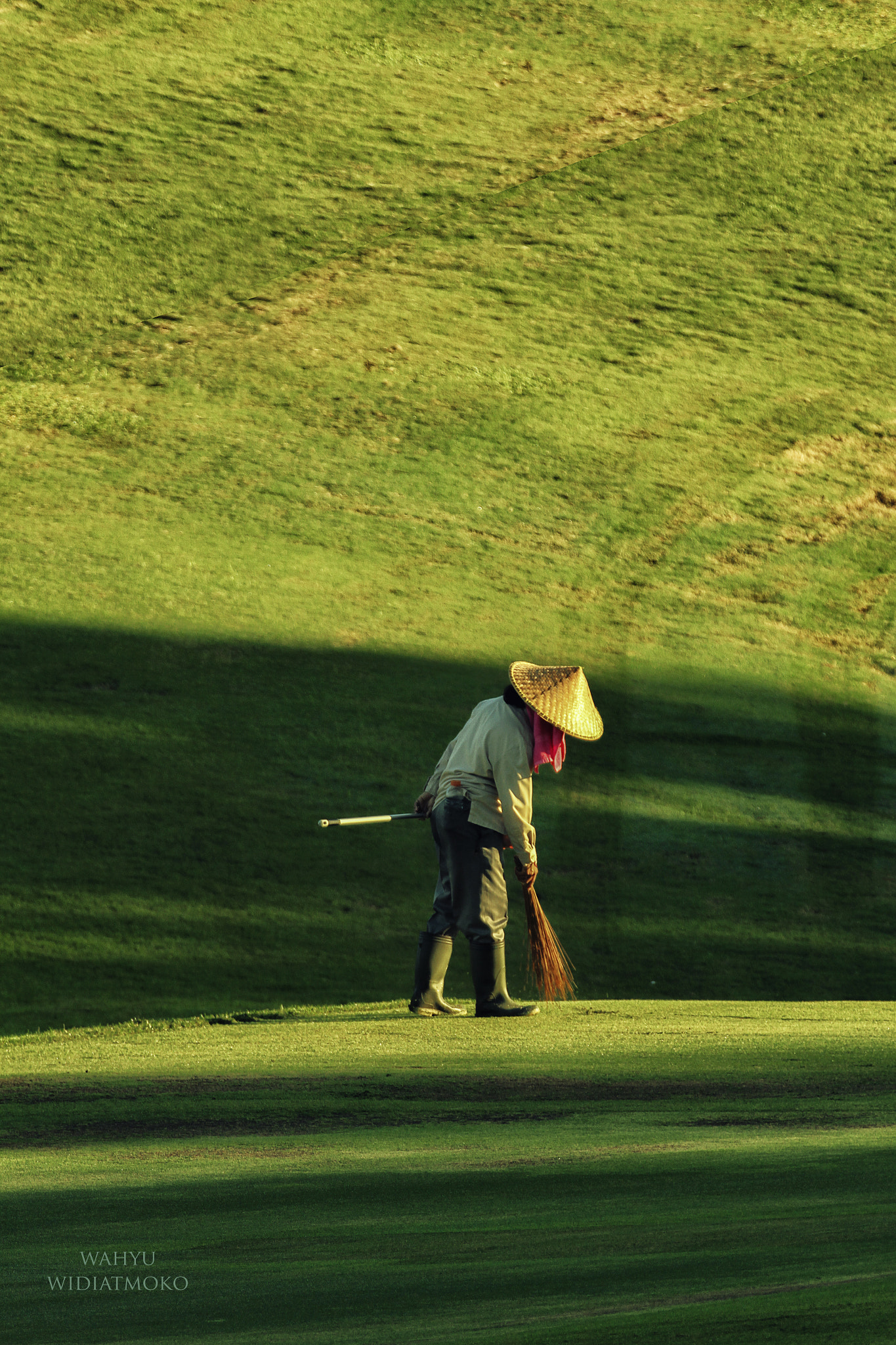 Canon EOS 7D + Canon EF 70-200mm F2.8L IS II USM sample photo. Worker photography