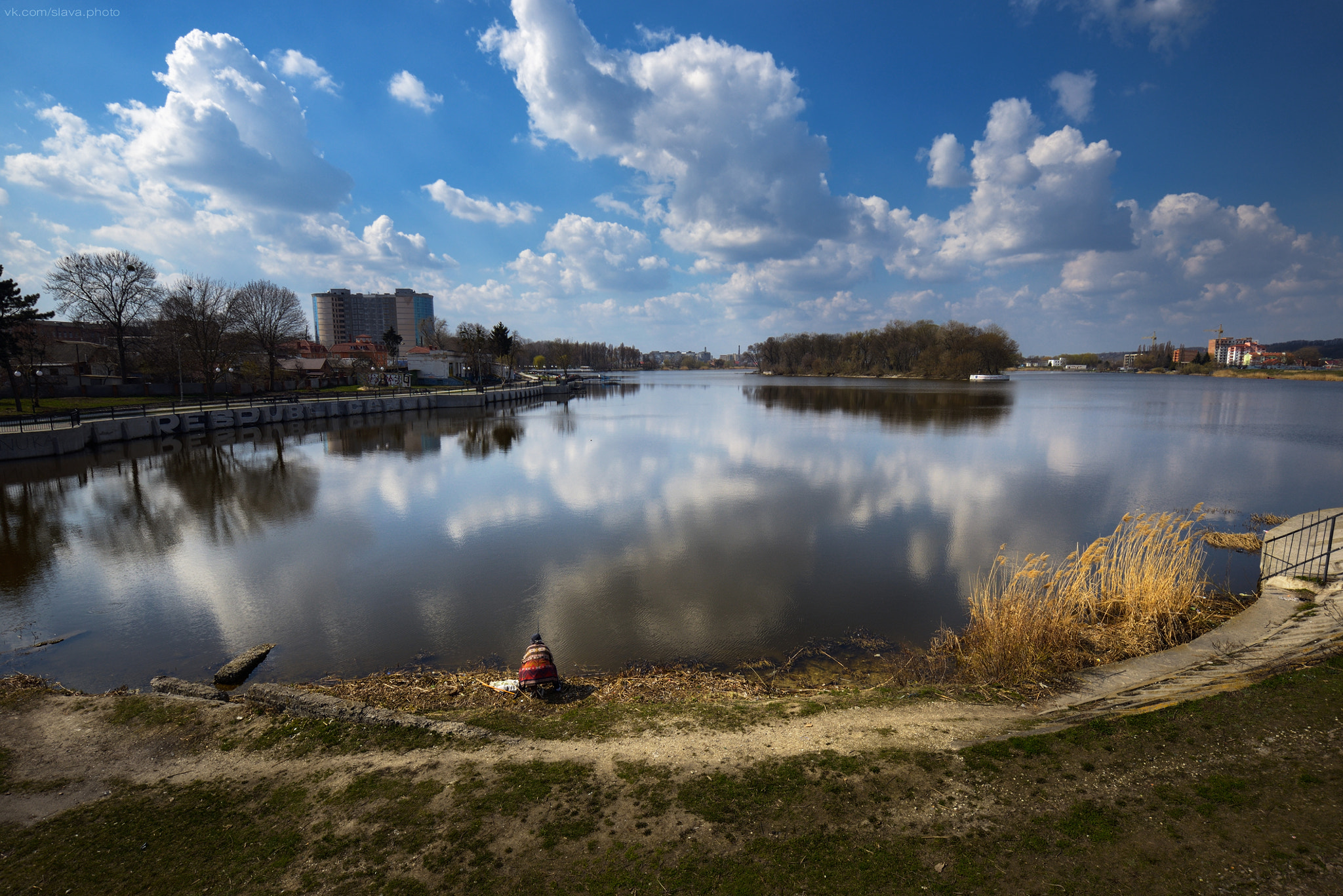 Nikon AF-S Nikkor 16-35mm F4G ED VR sample photo. Lonely fishman photography