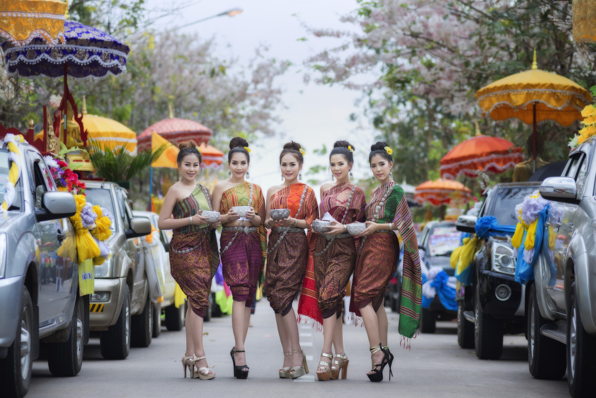 Nikon D600 sample photo. Thai girls splashing water tradition festival song photography