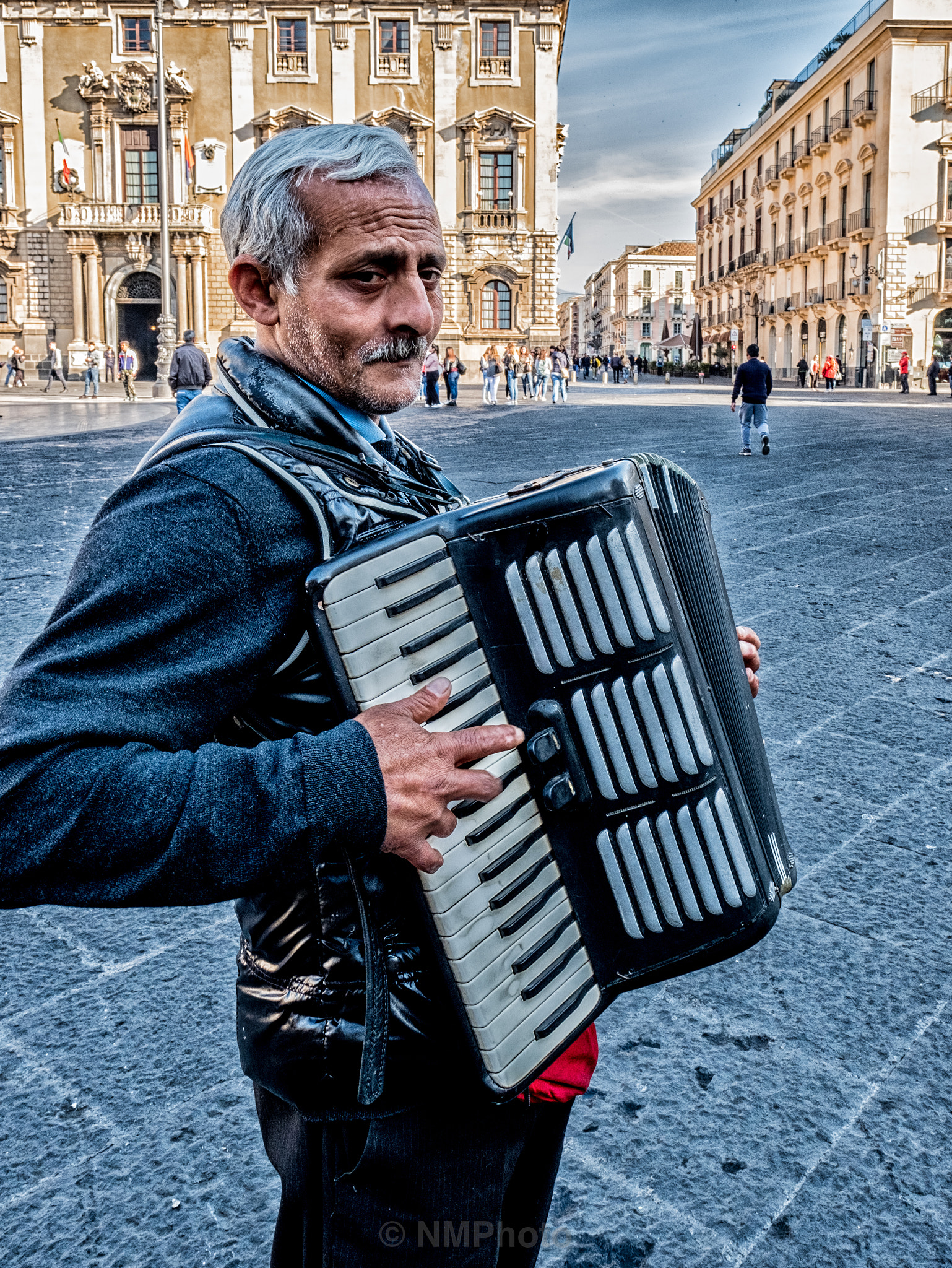 Fujifilm X-Pro2 + Fujifilm XF 16mm F1.4 R WR sample photo. Walking musician photography