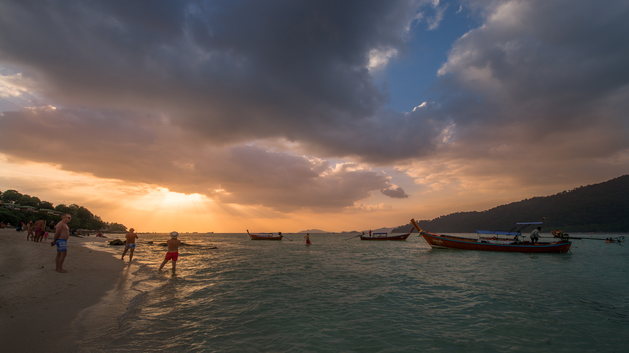 Nikon AF-S Nikkor 14-24mm F2.8G ED sample photo. Sunset over the beach photography