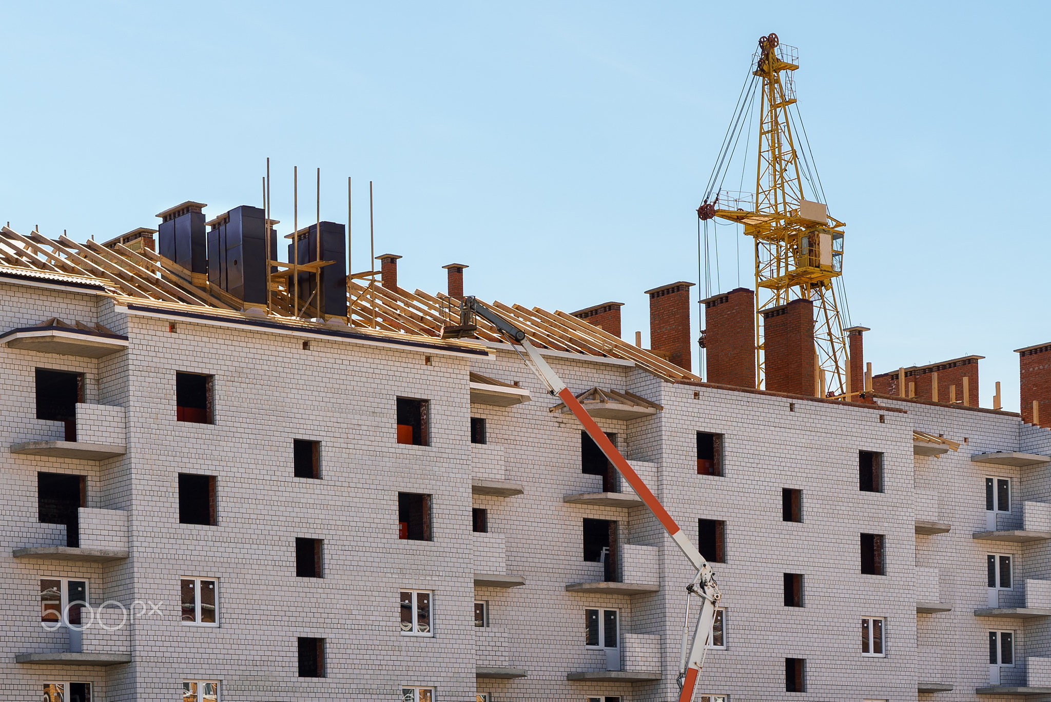 Construction of multistory building. Covering roof