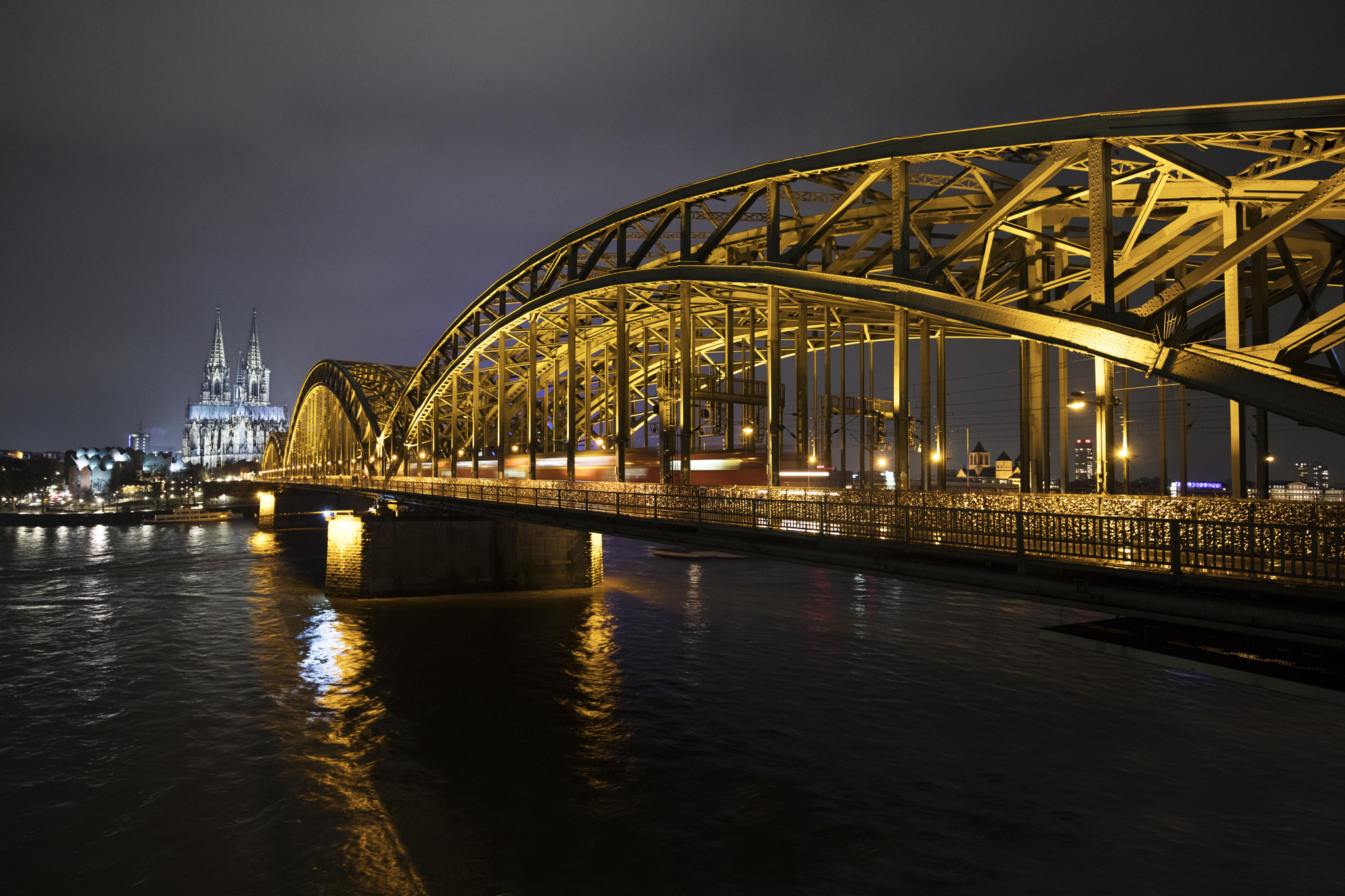 Canon EF 16-35mm F4L IS USM sample photo. Golden bridge photography