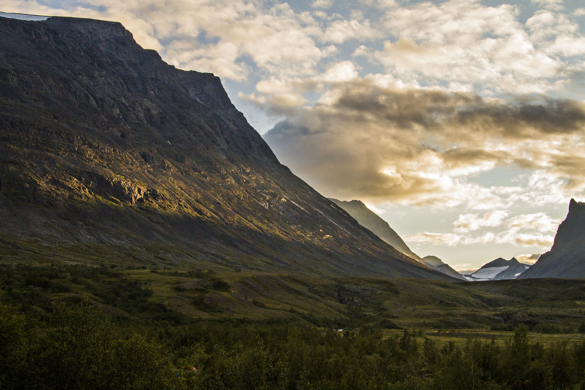 Canon EOS 7D + Canon EF-S 17-85mm F4-5.6 IS USM sample photo. Sunset in visttasvaggi photography