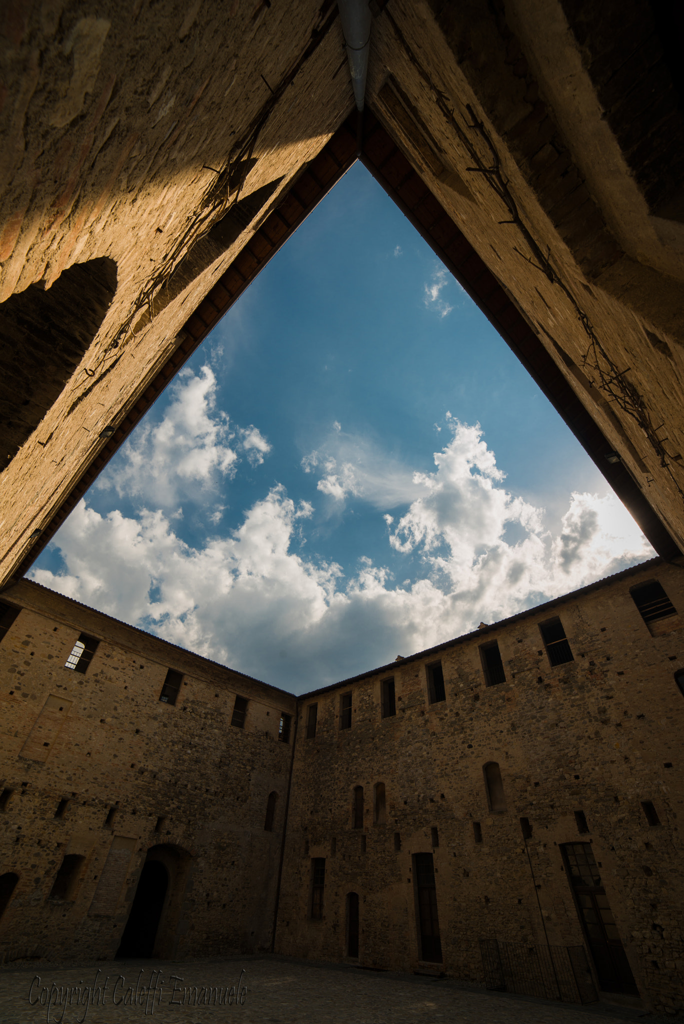 Samyang 14mm F2.8 ED AS IF UMC sample photo. Varano de melegari - castle photography