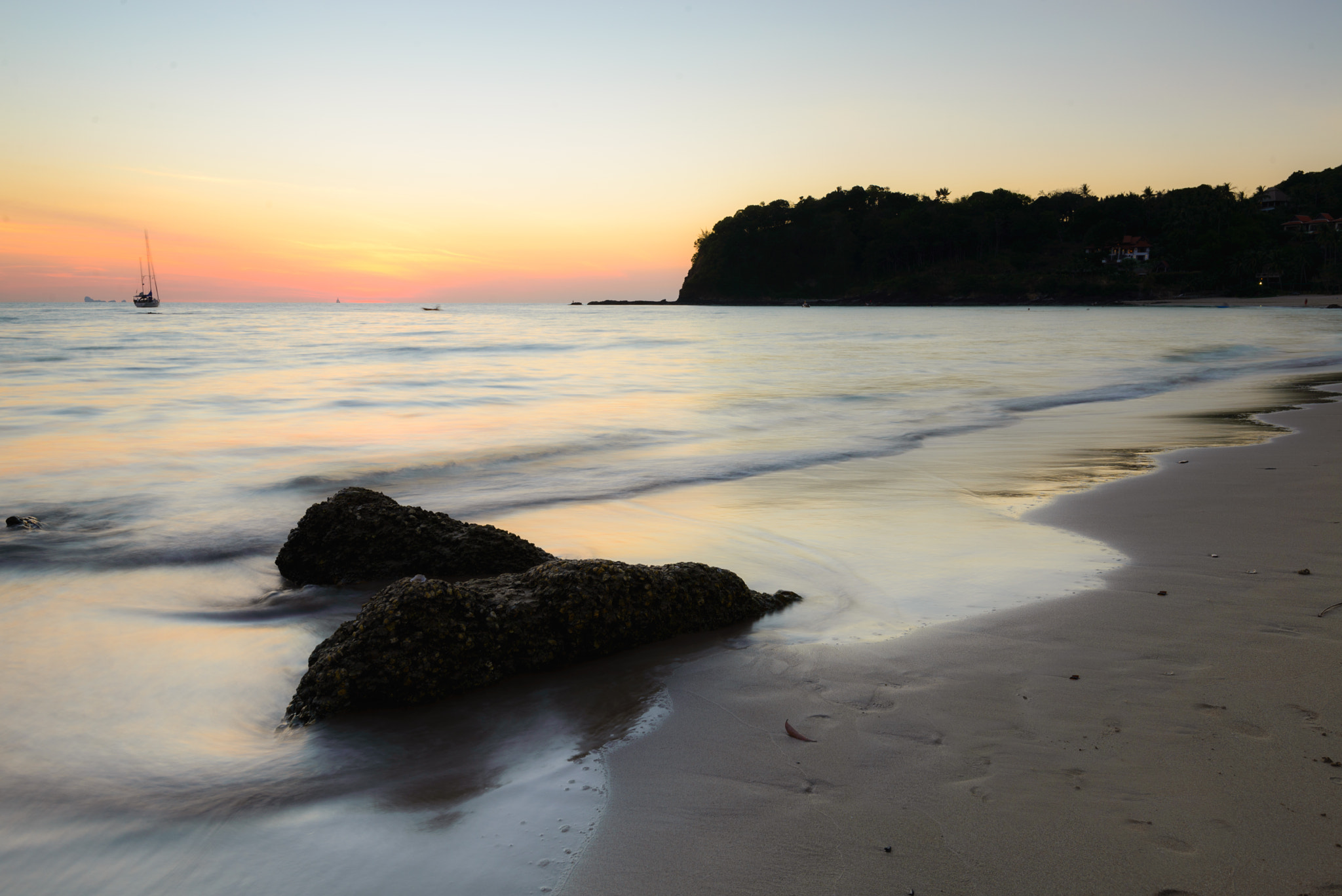 Nikon D610 + Nikon AF-S Nikkor 16-35mm F4G ED VR sample photo. Koh lanta sunset photography