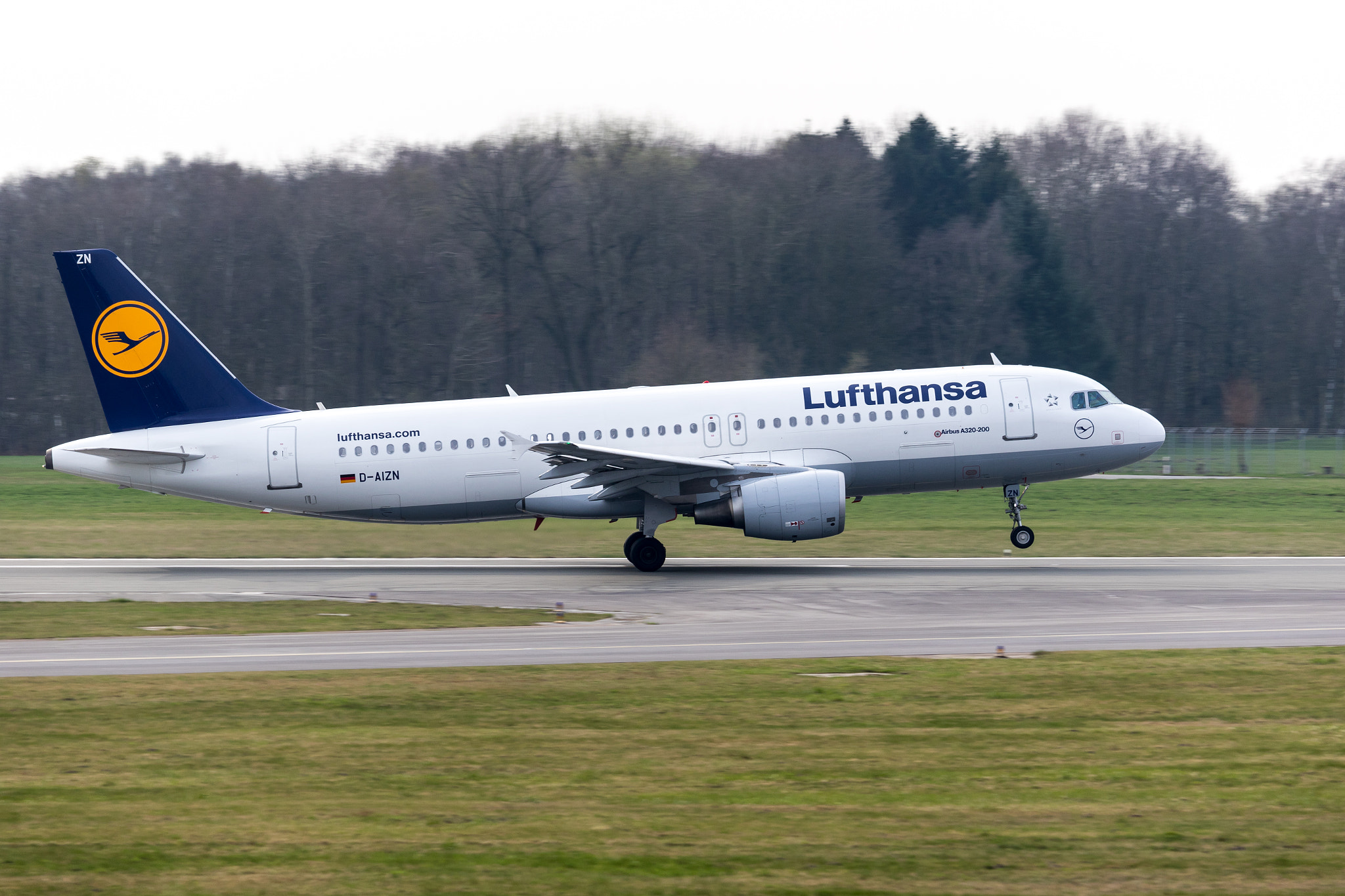 Canon EF-S 55-250mm F4-5.6 IS STM sample photo. Lufthansa d-aizn photography