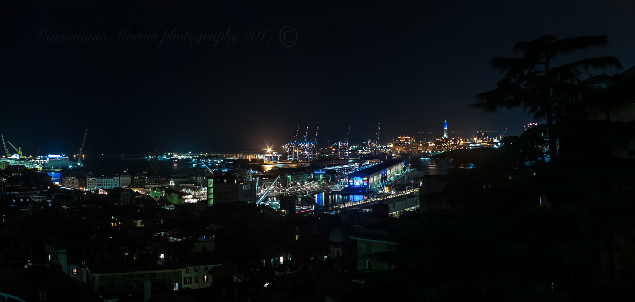 Pentax K20D + Pentax smc DA 18-55mm F3.5-5.6 ED AL II (IF) sample photo. Genova di notte photography