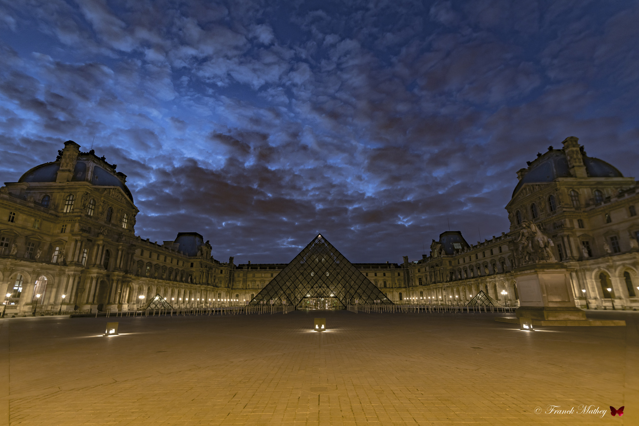 Nikon AF-S Nikkor 16-35mm F4G ED VR sample photo. L'heure bleue couvre le palais du louvre. photography
