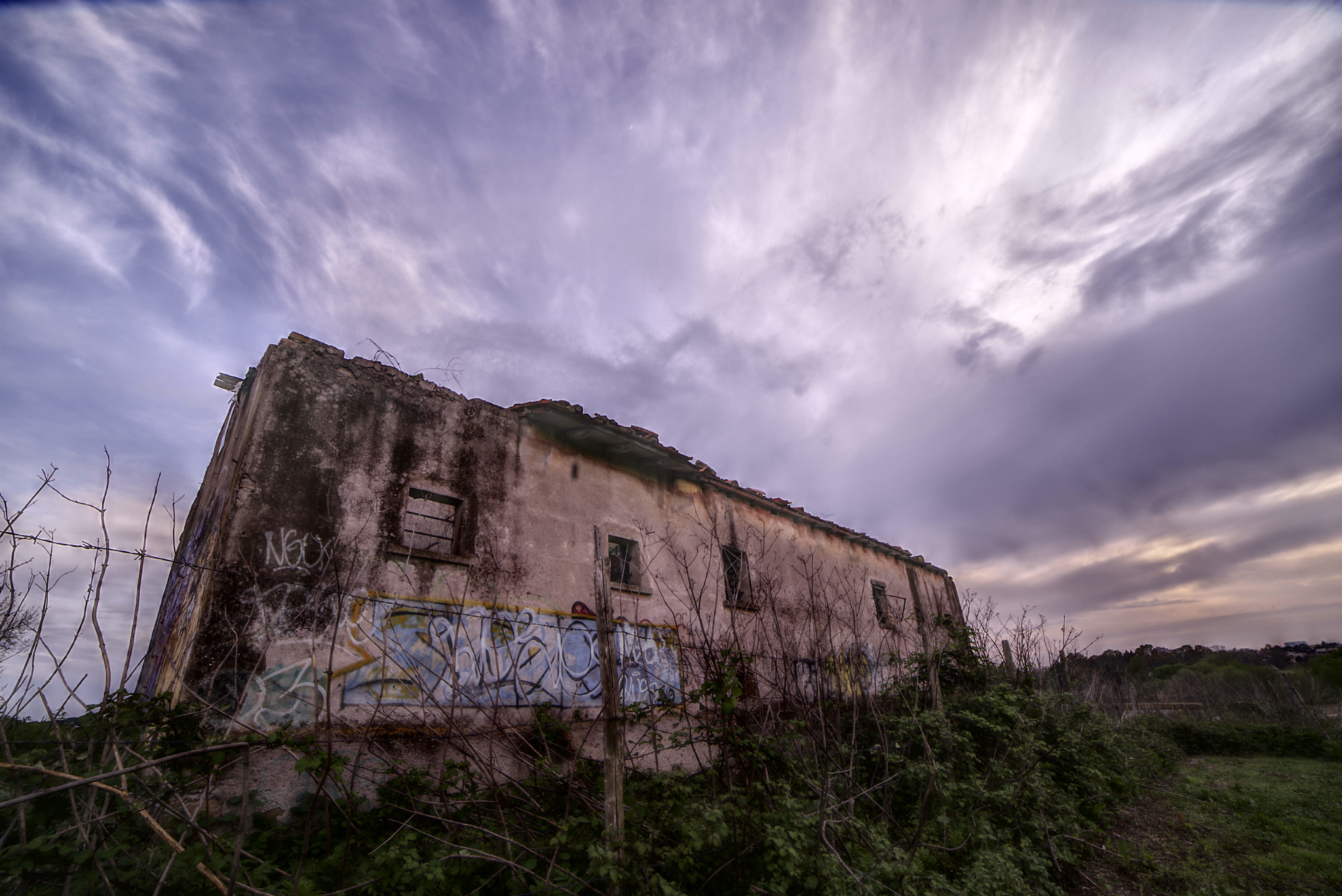 A Series Lens sample photo. The abandoned farmhouse photography