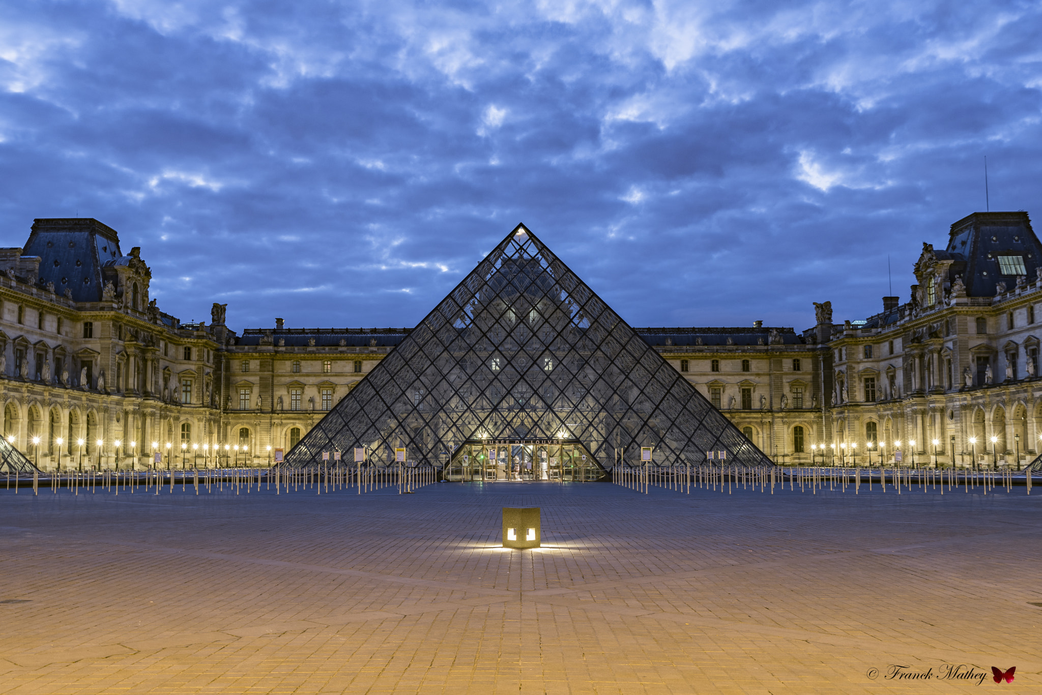 Nikon AF-S Nikkor 16-35mm F4G ED VR sample photo. La grande pyramide du louvre au réveil. photography