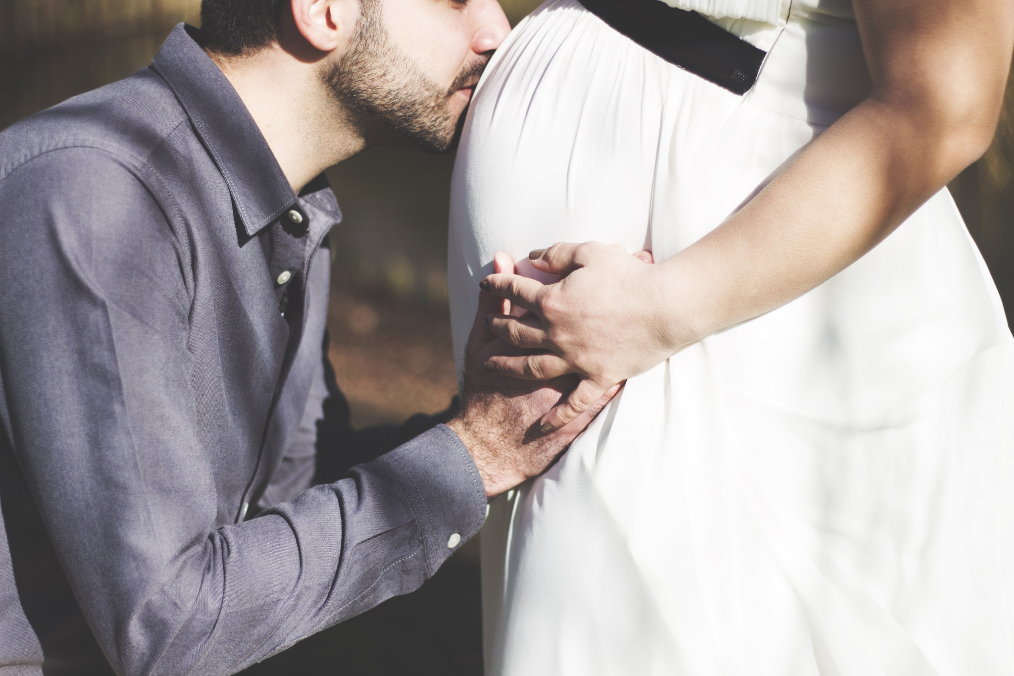 Canon EOS 700D (EOS Rebel T5i / EOS Kiss X7i) + Canon EF 50mm F1.8 II sample photo. Pregnant woman and dad photography