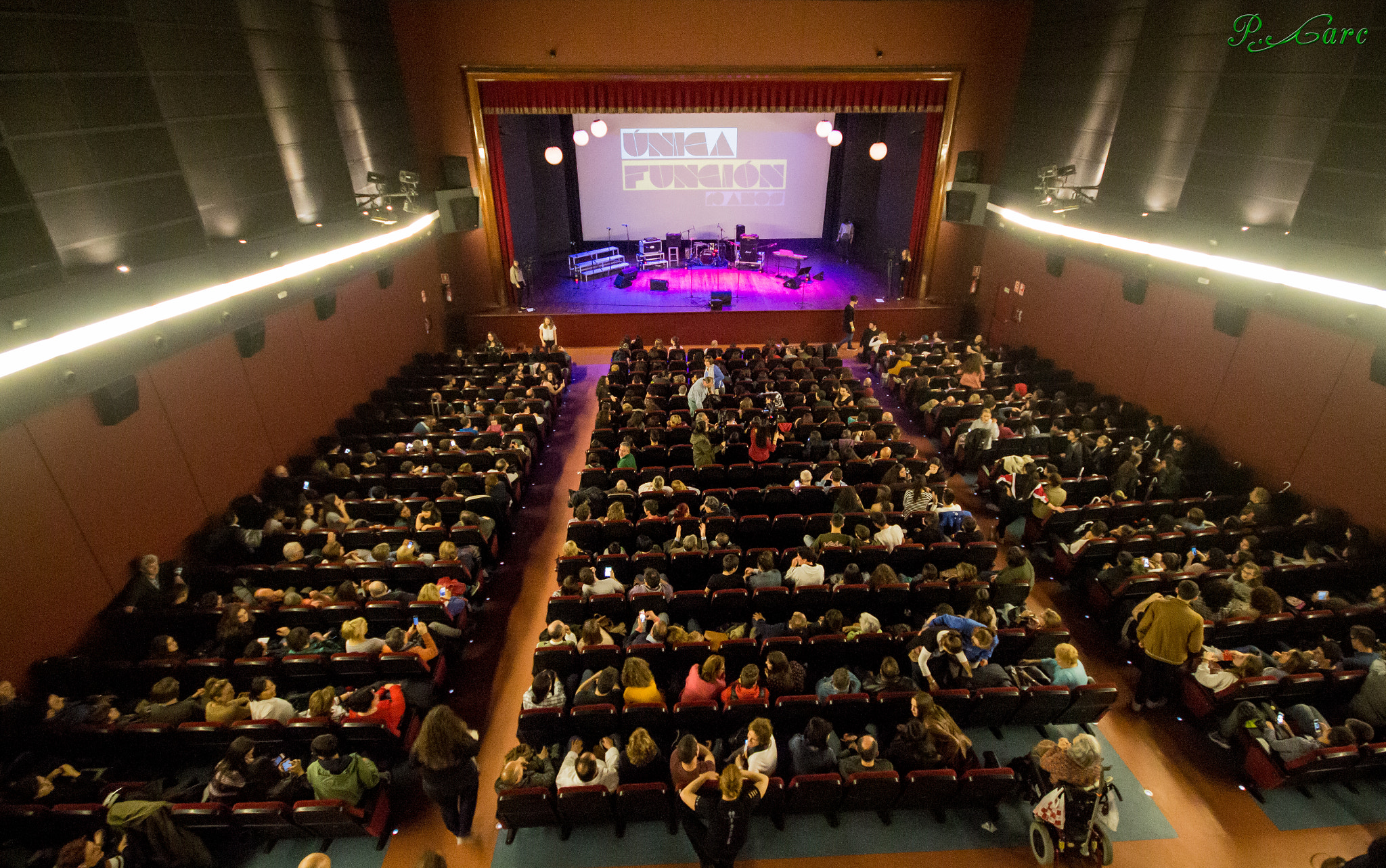 Canon EOS 650D (EOS Rebel T4i / EOS Kiss X6i) + Sigma 10-20mm F4-5.6 EX DC HSM sample photo. El teatro salesianos (vigo) completamente lleno en la décima edición del concierto benéfico Única... photography