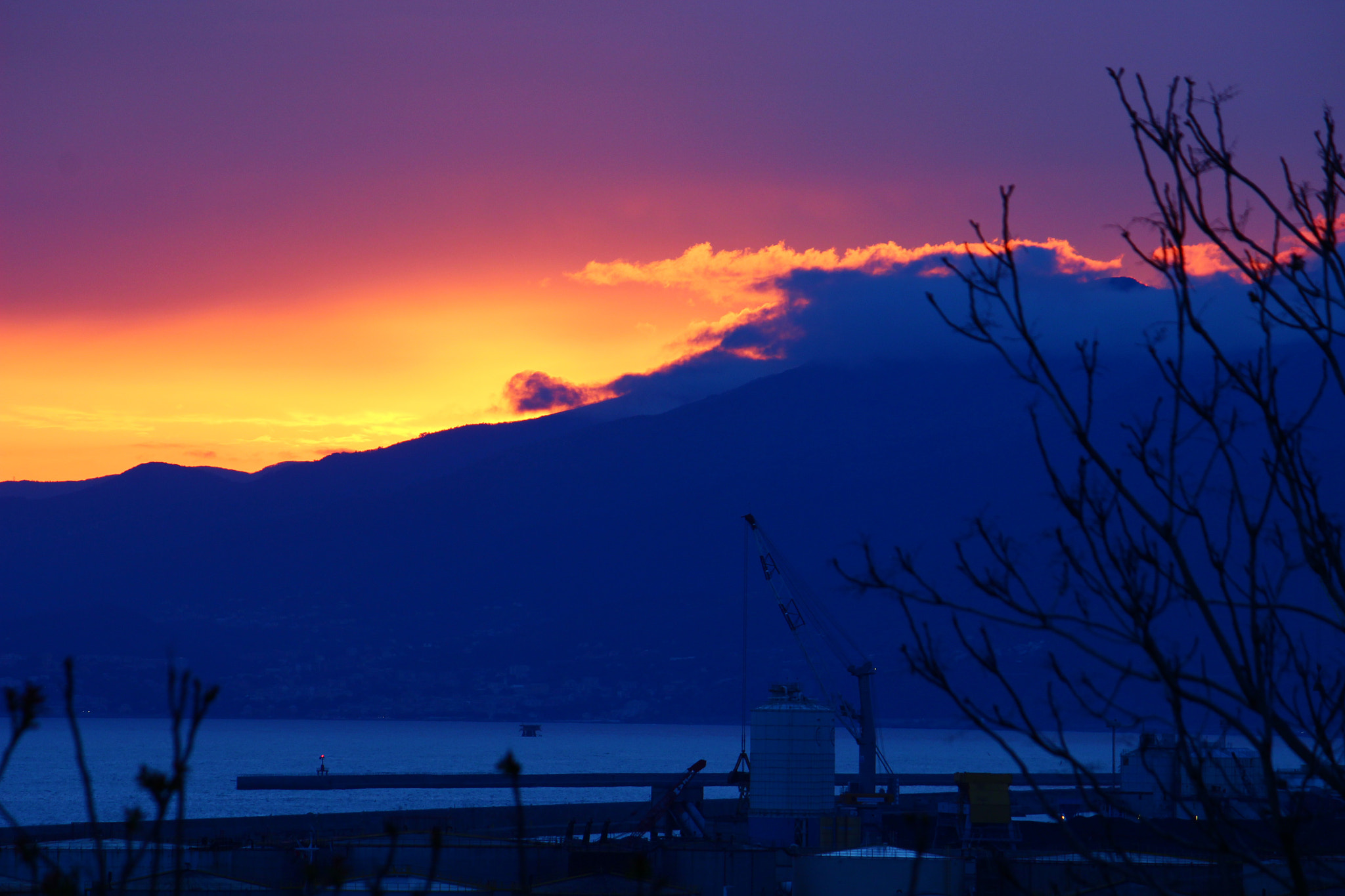 Canon EOS 100D (EOS Rebel SL1 / EOS Kiss X7) + Canon EF-S 55-250mm F4-5.6 IS sample photo. An amazing sunset photography
