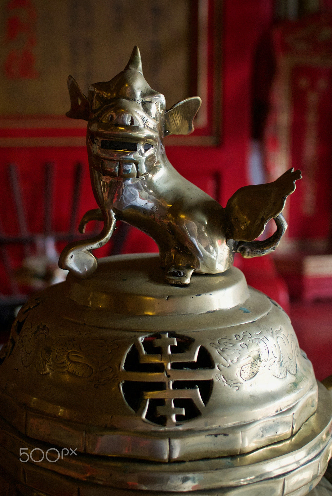 Nikon 1 J2 + Nikon 1 Nikkor 18.5mm F1.8 sample photo. Inside quan cong temple photography