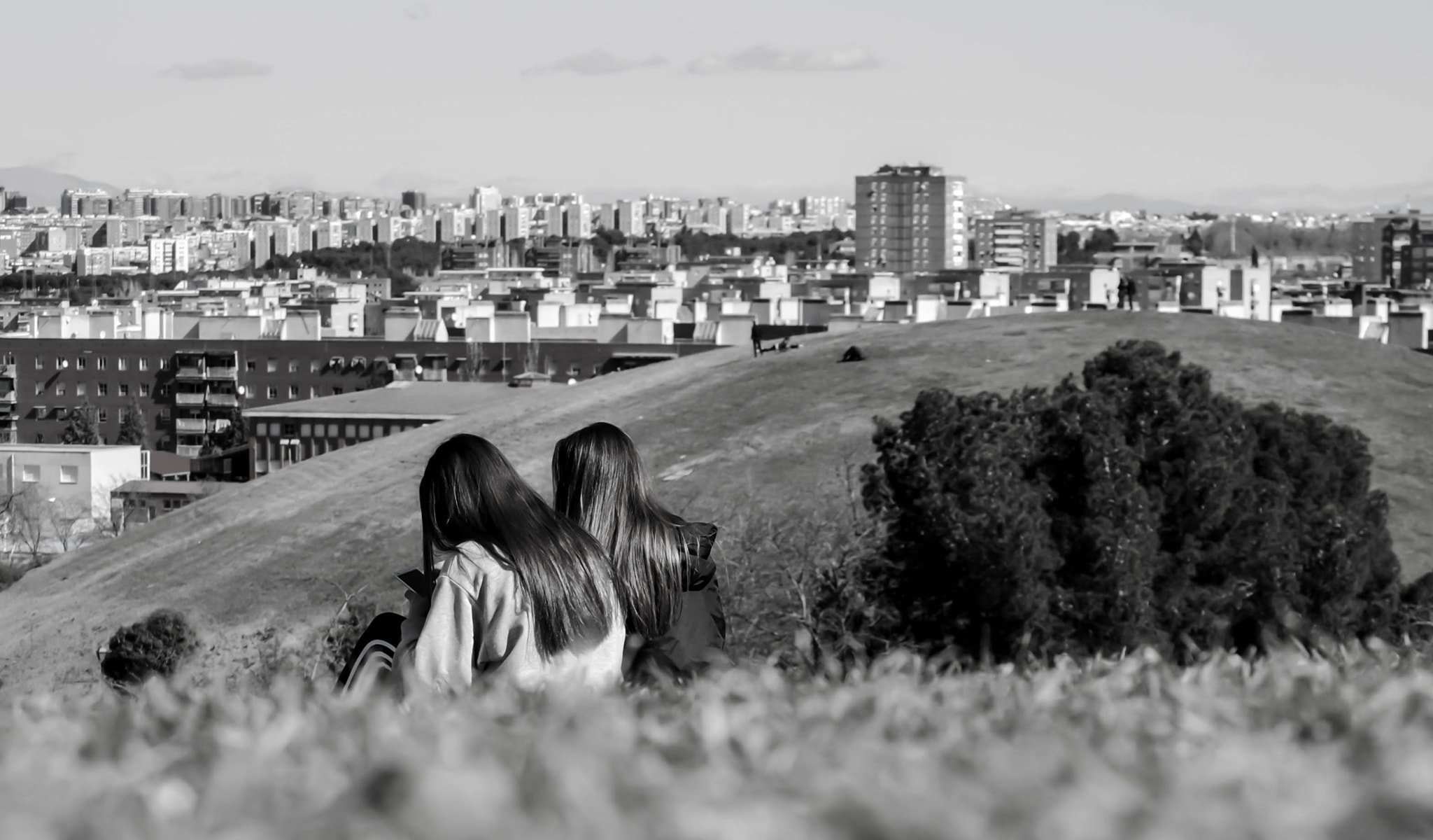 Nikon D3000 sample photo. Sentadas mirando a madrid photography