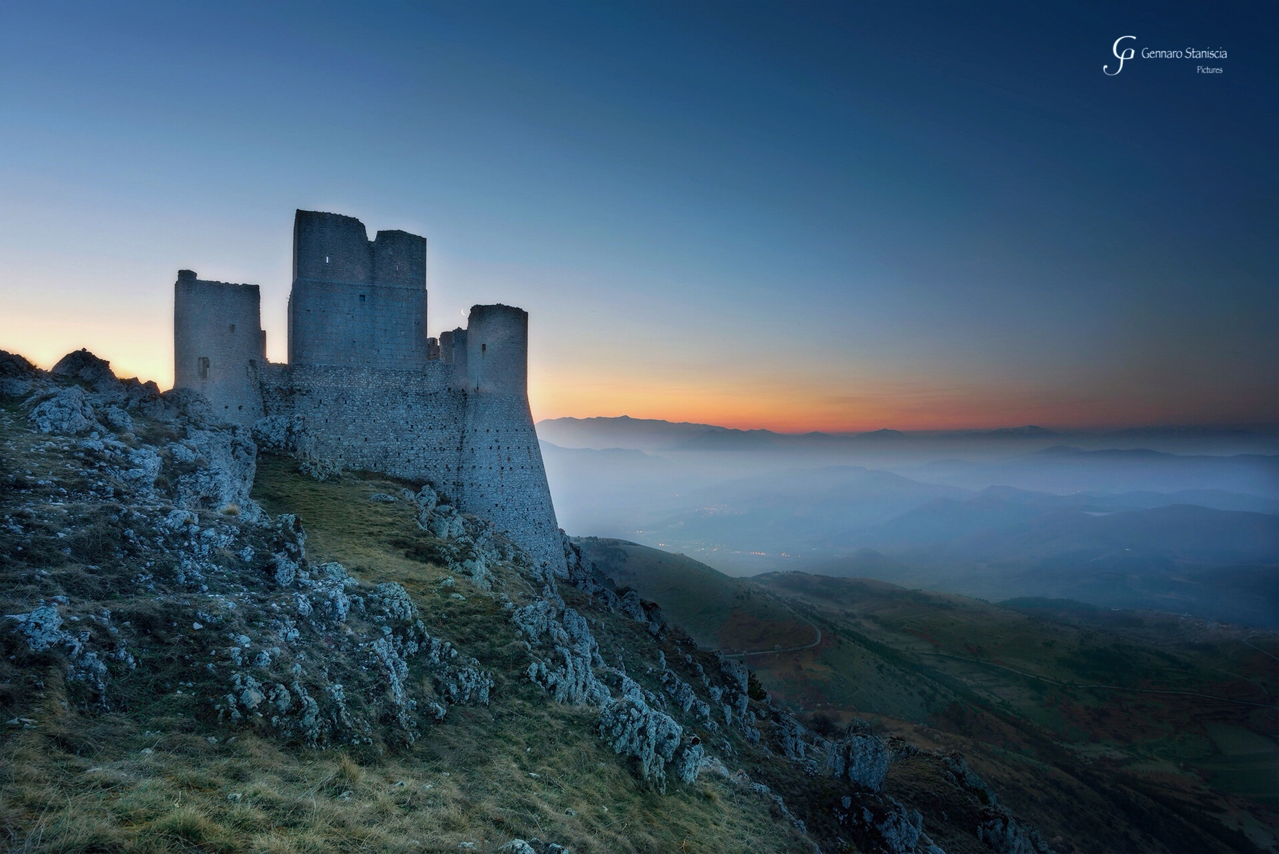 Nikon D750 + Nikon AF-S Nikkor 20mm F1.8G ED sample photo. Ora blu a rocca calascio photography