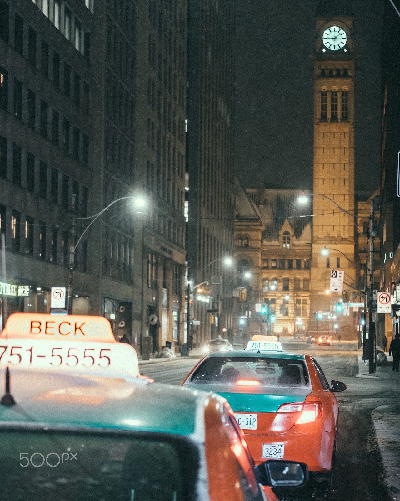 Fujifilm X-T1 + Fujifilm XF 35mm F2 R WR sample photo. City of taxis photography