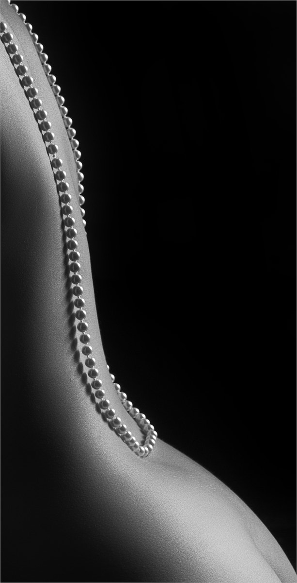 Nikon D800 + Sigma 50mm F1.4 DG HSM Art sample photo. Pearl necklace photography