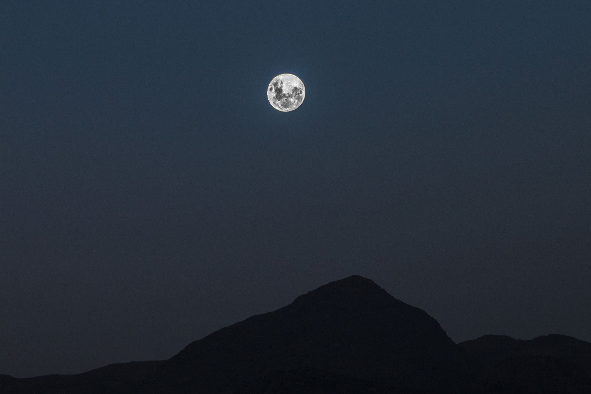 Canon EOS 1200D (EOS Rebel T5 / EOS Kiss X70 / EOS Hi) + EF75-300mm f/4-5.6 sample photo. Moon - luna photography