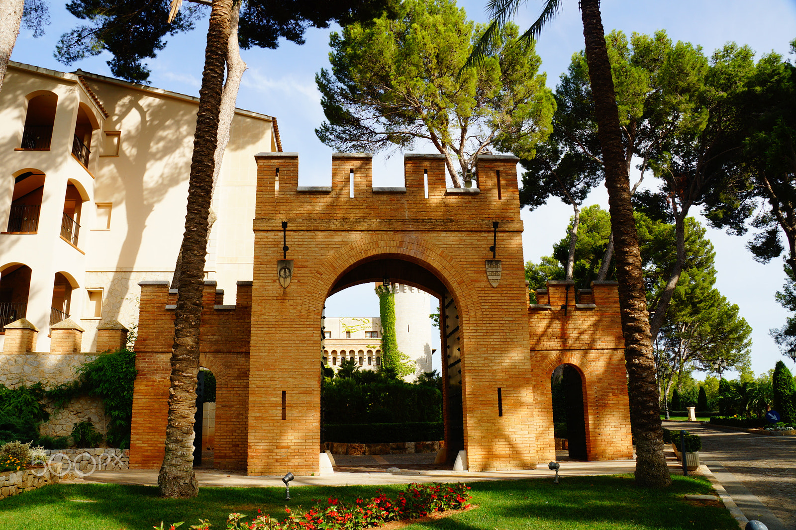Sony DT 18-135mm F3.5-5.6 SAM sample photo. Front gate photography
