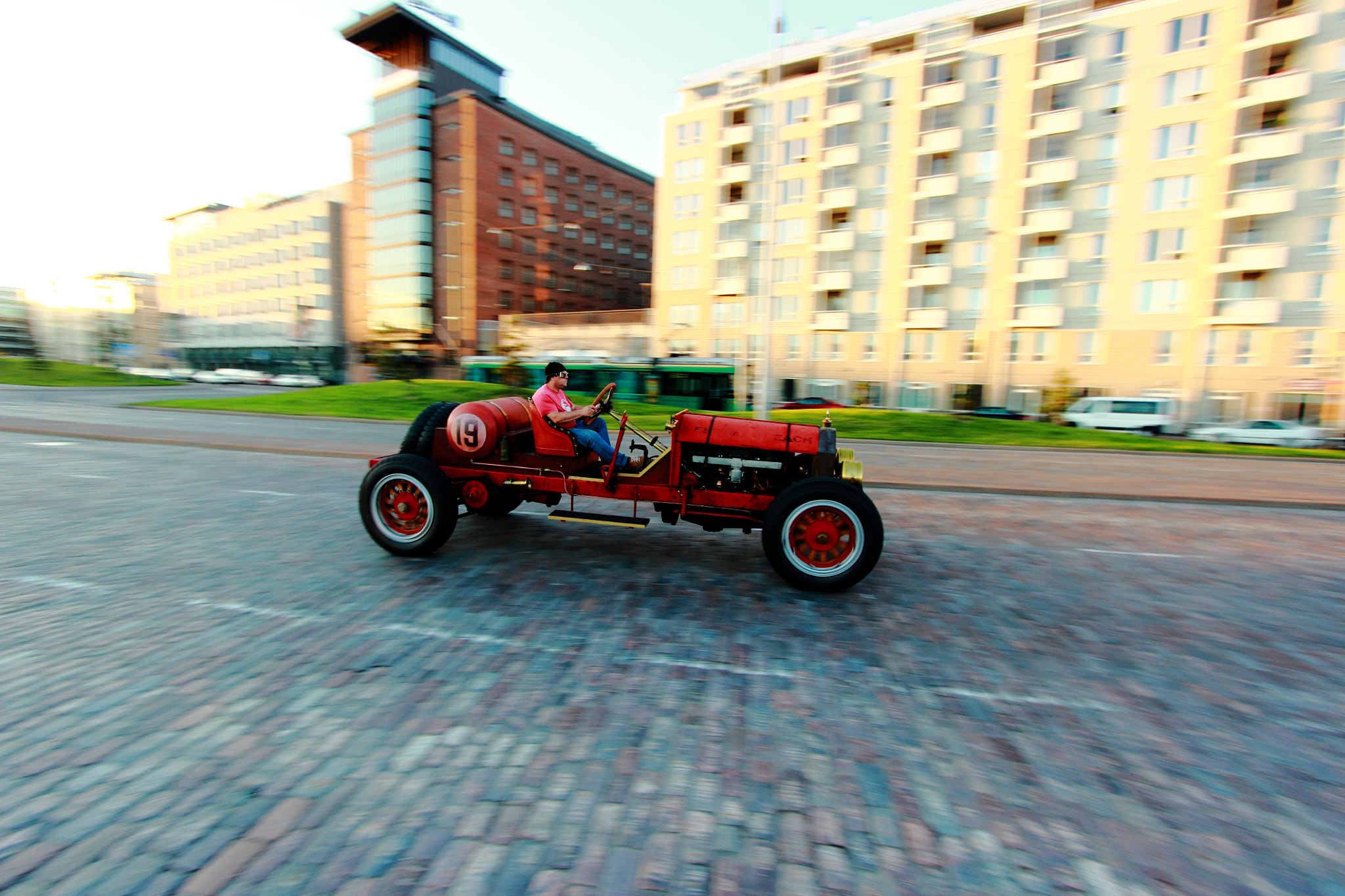 Canon EF-S 10-22mm F3.5-4.5 USM sample photo. Old car cruising the streets of helsinki photography