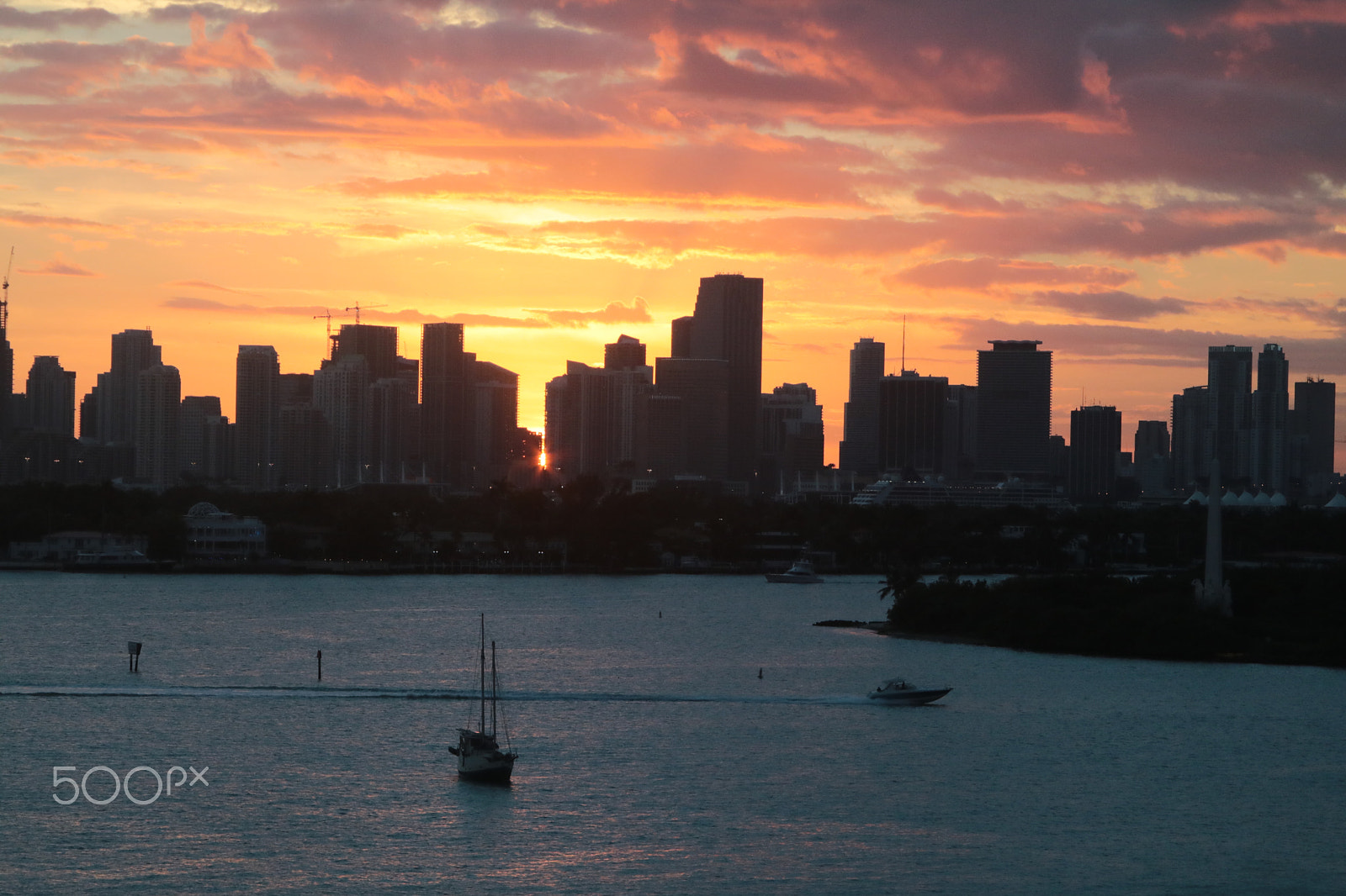 Canon EOS 750D (EOS Rebel T6i / EOS Kiss X8i) + Canon EF 28-200mm F3.5-5.6 USM sample photo. Miami sunset ivan varela photography