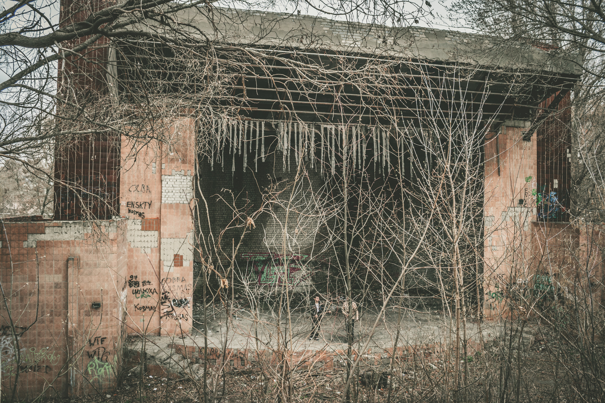 Canon EF-S 18-55mm F3.5-5.6 IS sample photo. Abandoned summer cinema (theater) photography