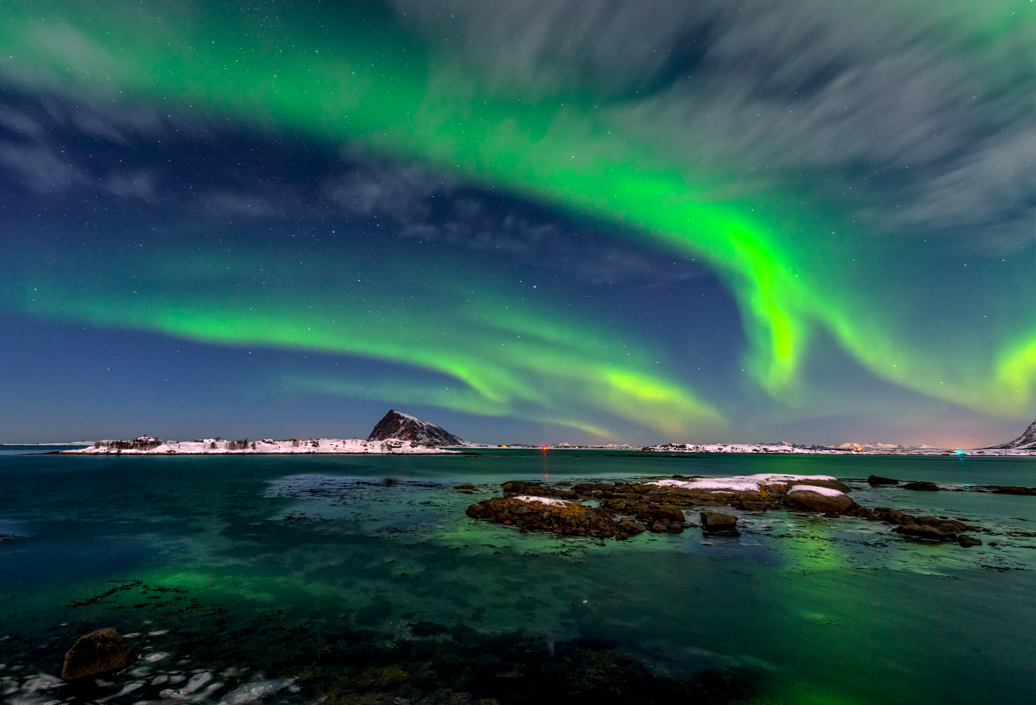 Nikon AF-S Nikkor 14-24mm F2.8G ED sample photo. Moonlit night with aurora borealis photography
