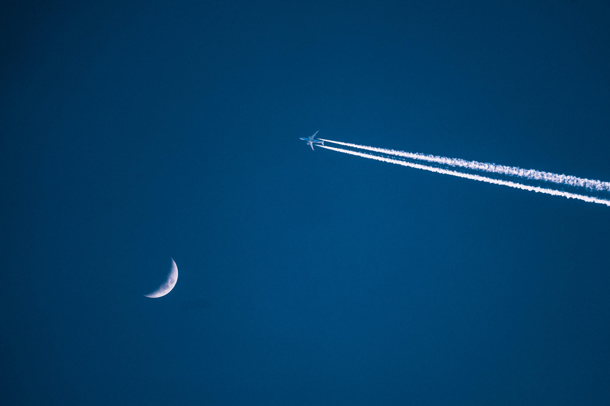 Sony FE 70-300mm F4.5-5.6 G OSS sample photo. Flying to the moon photography