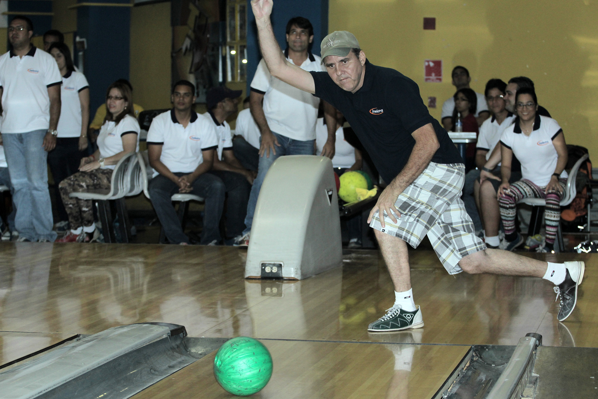 Canon EOS 600D (Rebel EOS T3i / EOS Kiss X5) + Canon EF 70-200mm F4L USM sample photo. Bowling time photography