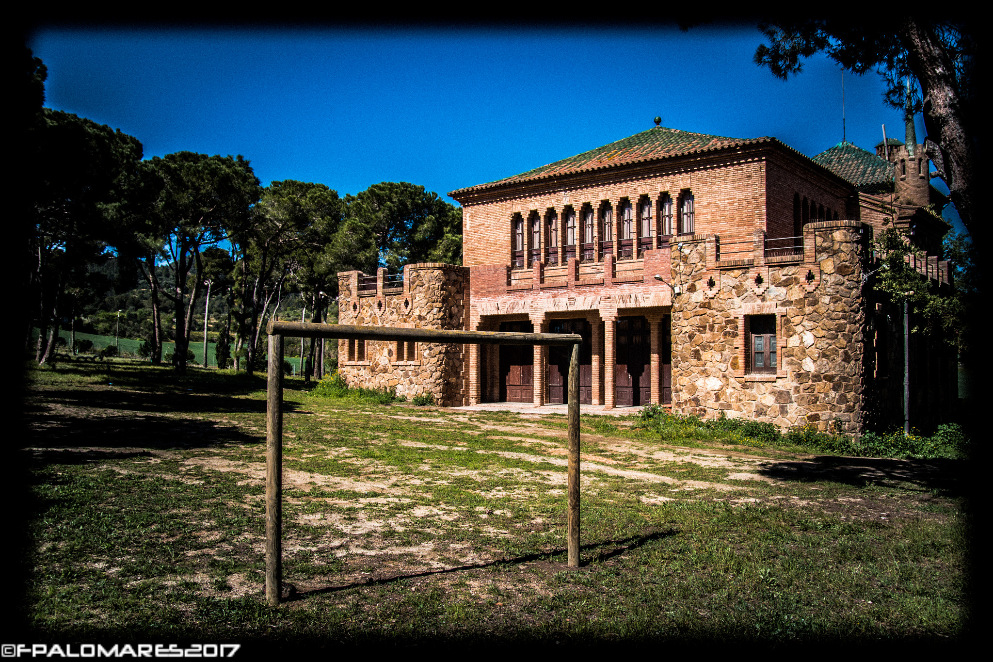 Canon EOS 70D + Sigma 18-50mm f/2.8 Macro sample photo. Escola modernista colonia guell photography