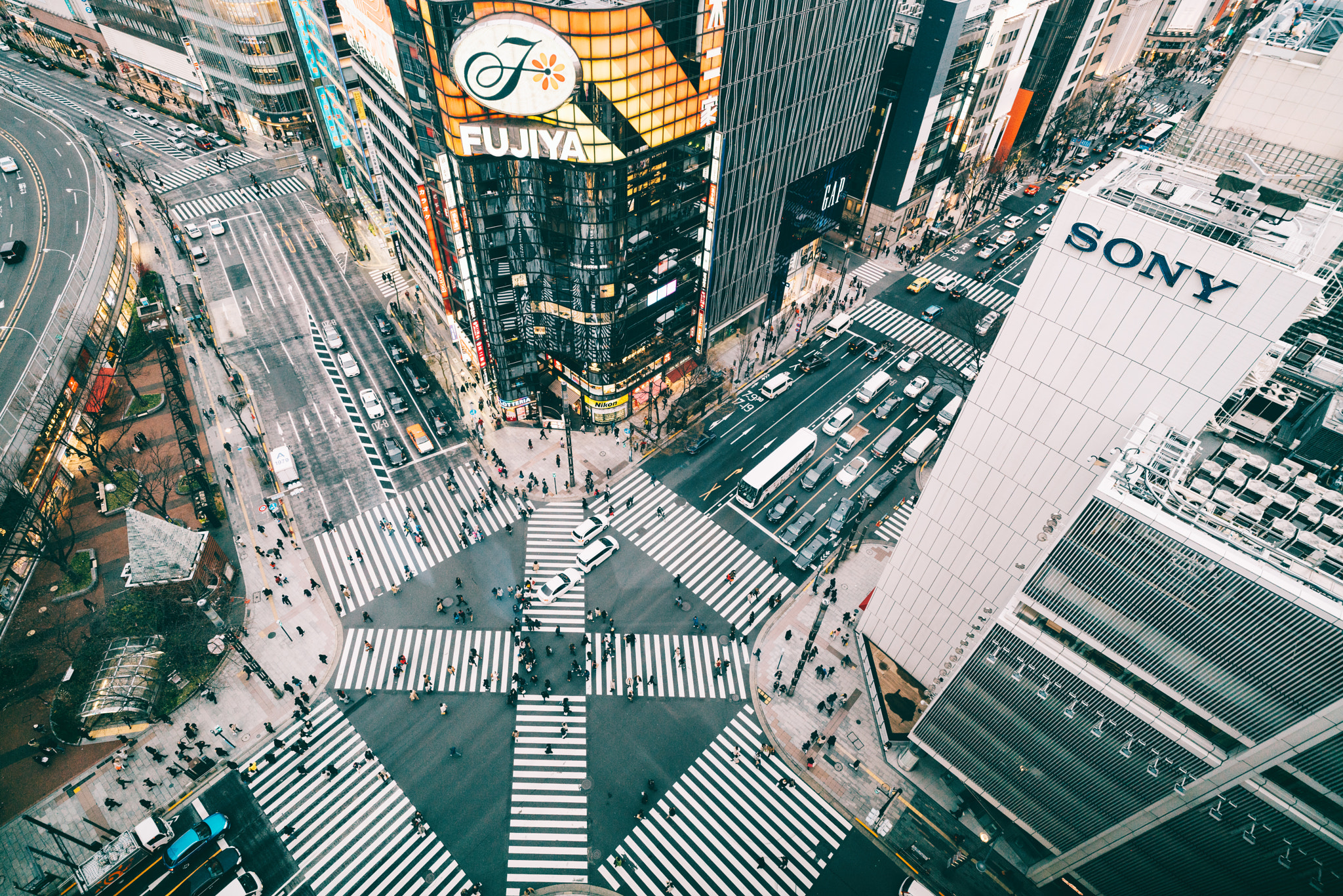 Sony a7R II + ZEISS Batis 18mm F2.8 sample photo. Ginza crossing photography