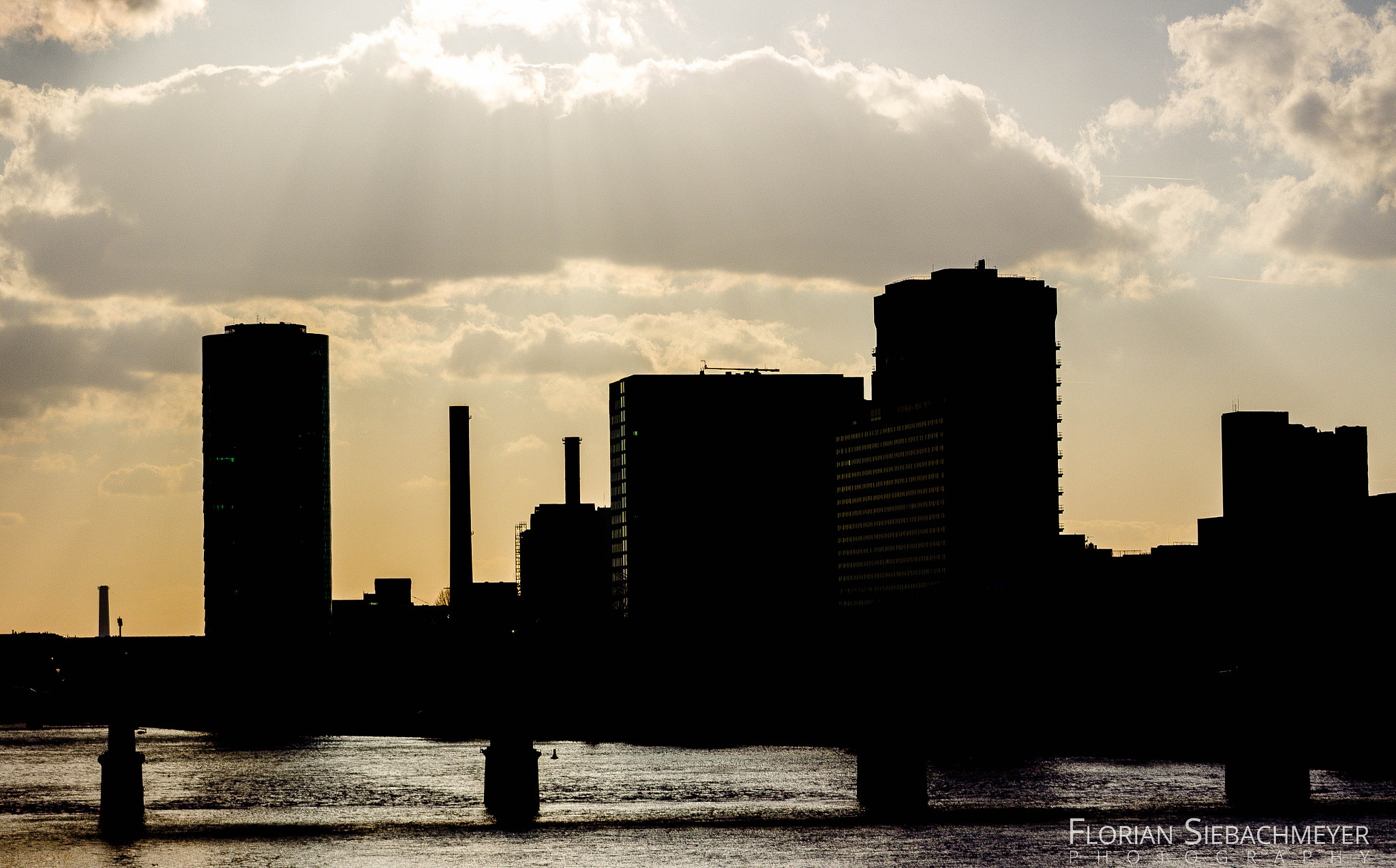 Canon EOS 600D (Rebel EOS T3i / EOS Kiss X5) + EF75-300mm f/4-5.6 sample photo. City's silhouette photography