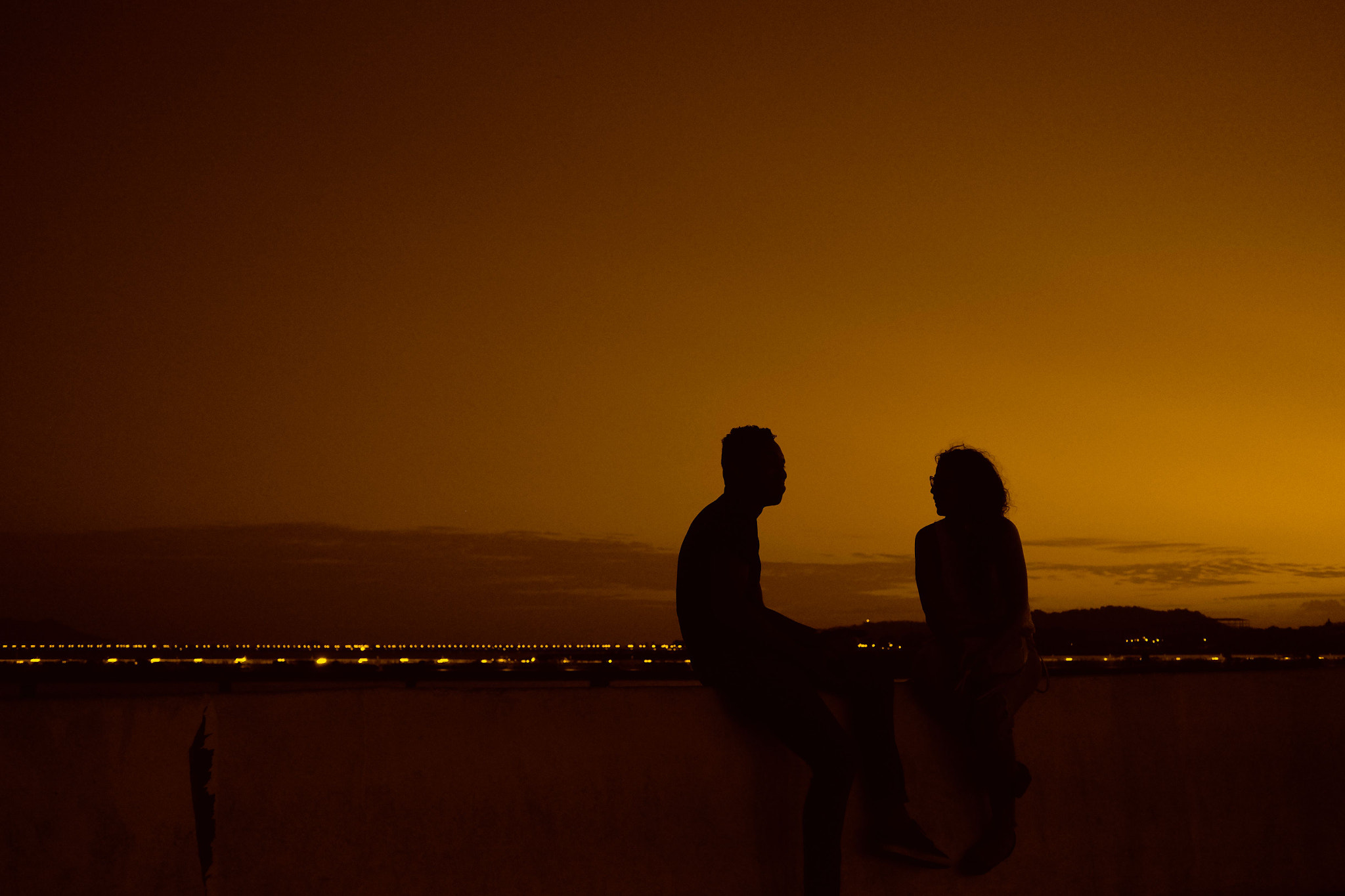 Fujifilm X-T1 + Fujifilm XF 27mm F2.8 sample photo. Silhouettes enjoying the final lights of the day photography