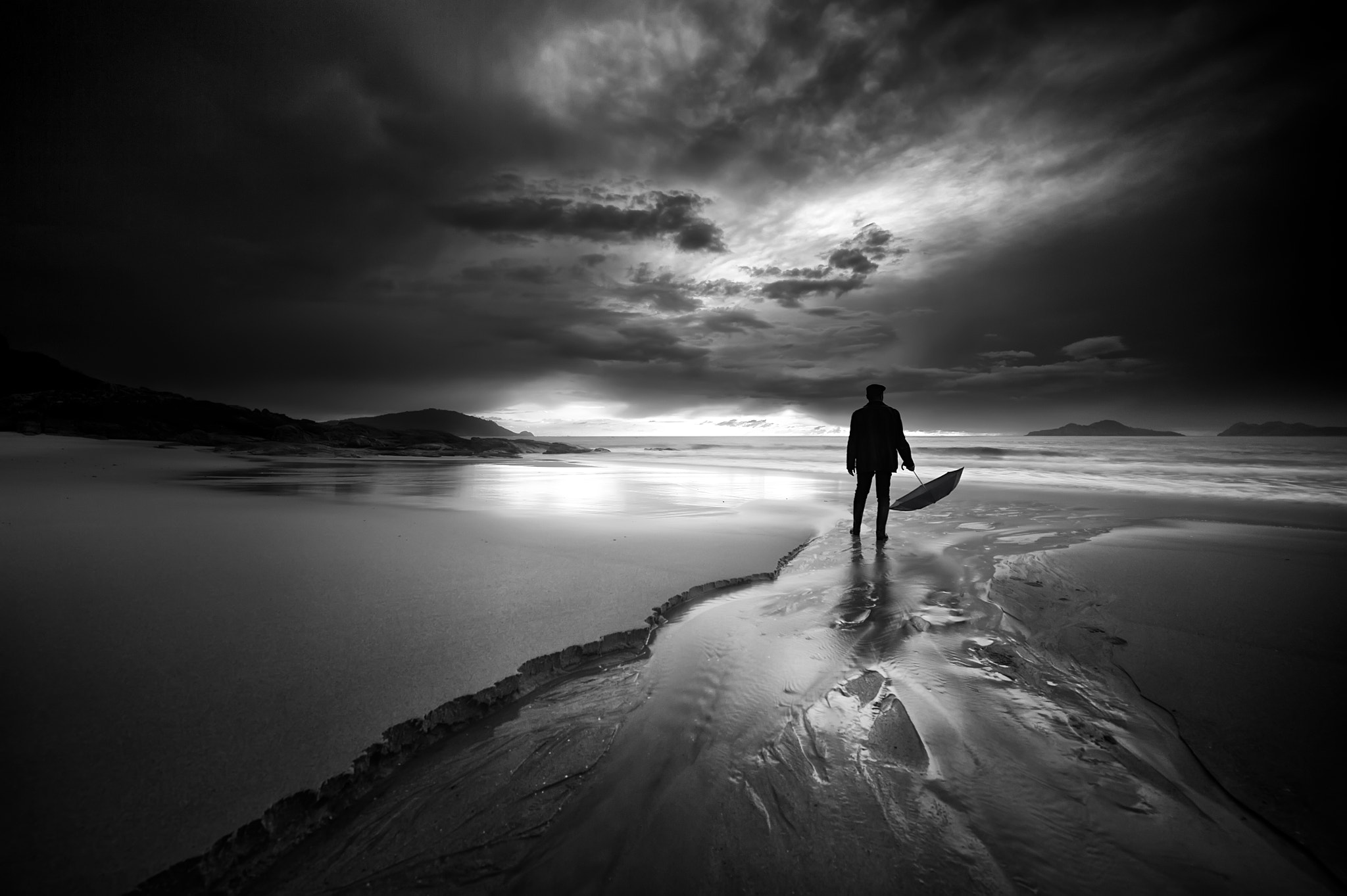 Nikon AF-S Nikkor 14-24mm F2.8G ED sample photo. The man with the umbrella photography