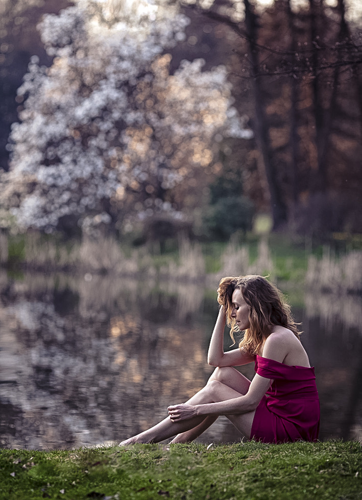 Canon EF 135mm F2L USM sample photo. Lady in red photography