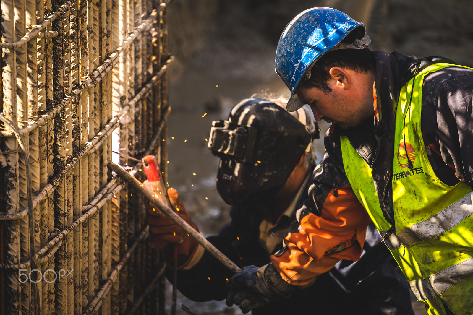 Sony FE 70-300mm F4.5-5.6 G OSS sample photo. Men at work photography