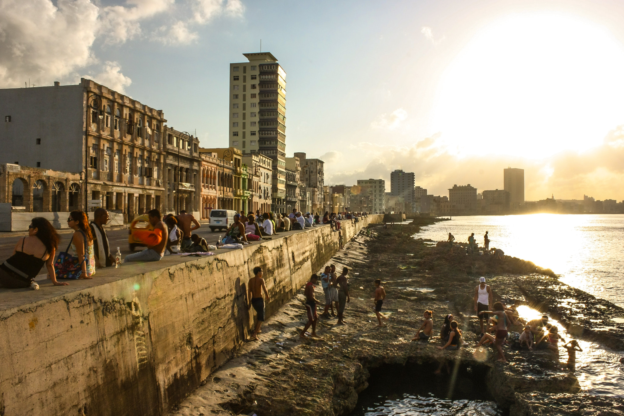 Canon EOS 450D (EOS Rebel XSi / EOS Kiss X2) sample photo. The malecon at sunset photography