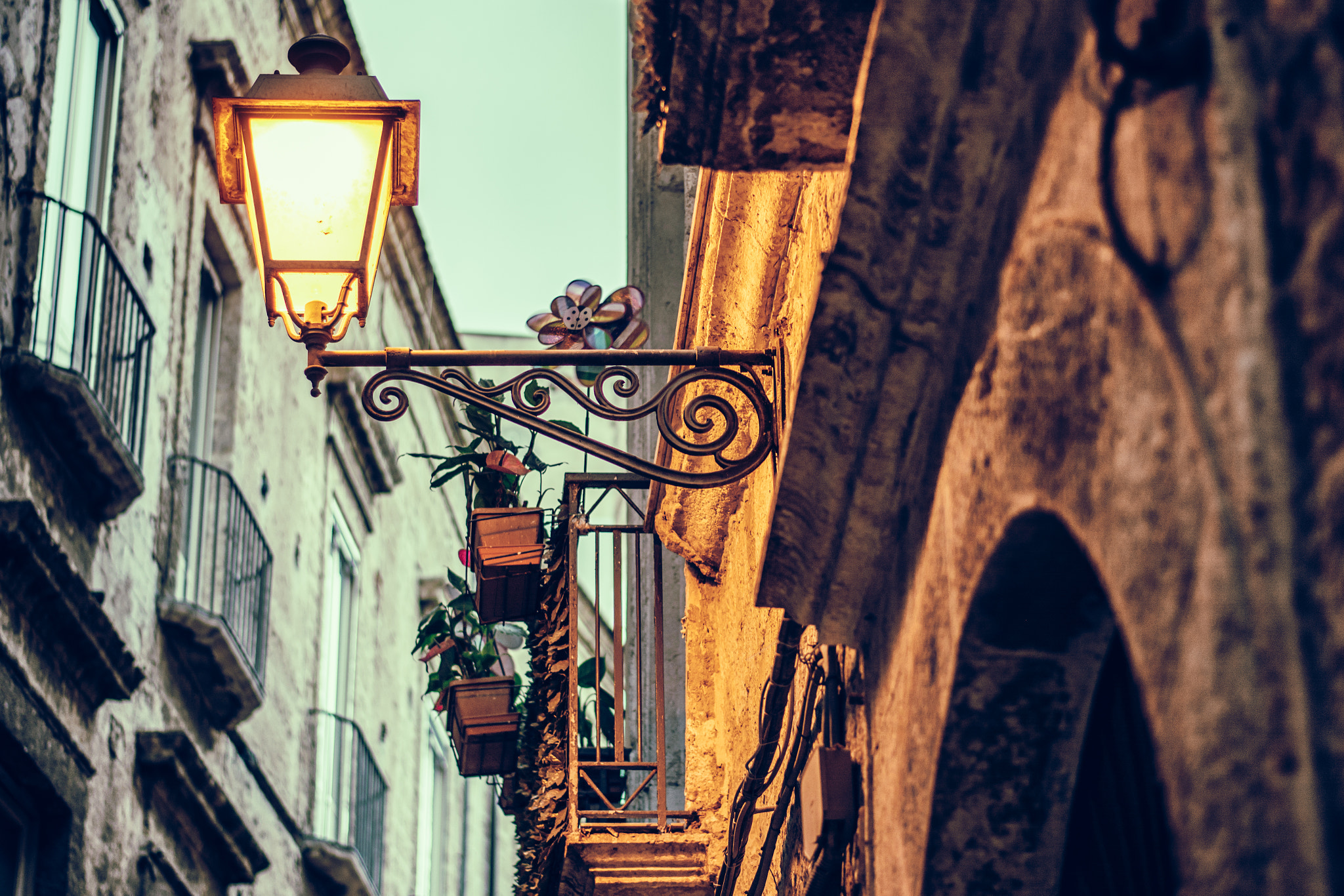 Nikon D5200 + Nikon AF-S Nikkor 50mm F1.8G sample photo. Old town photography