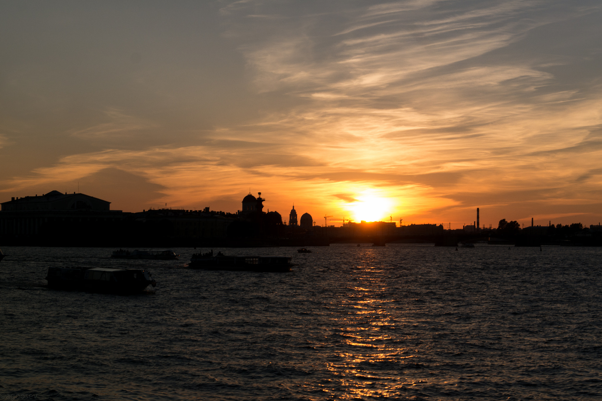 Samsung NX1100 sample photo. Saint petersburg. neva. evening photography