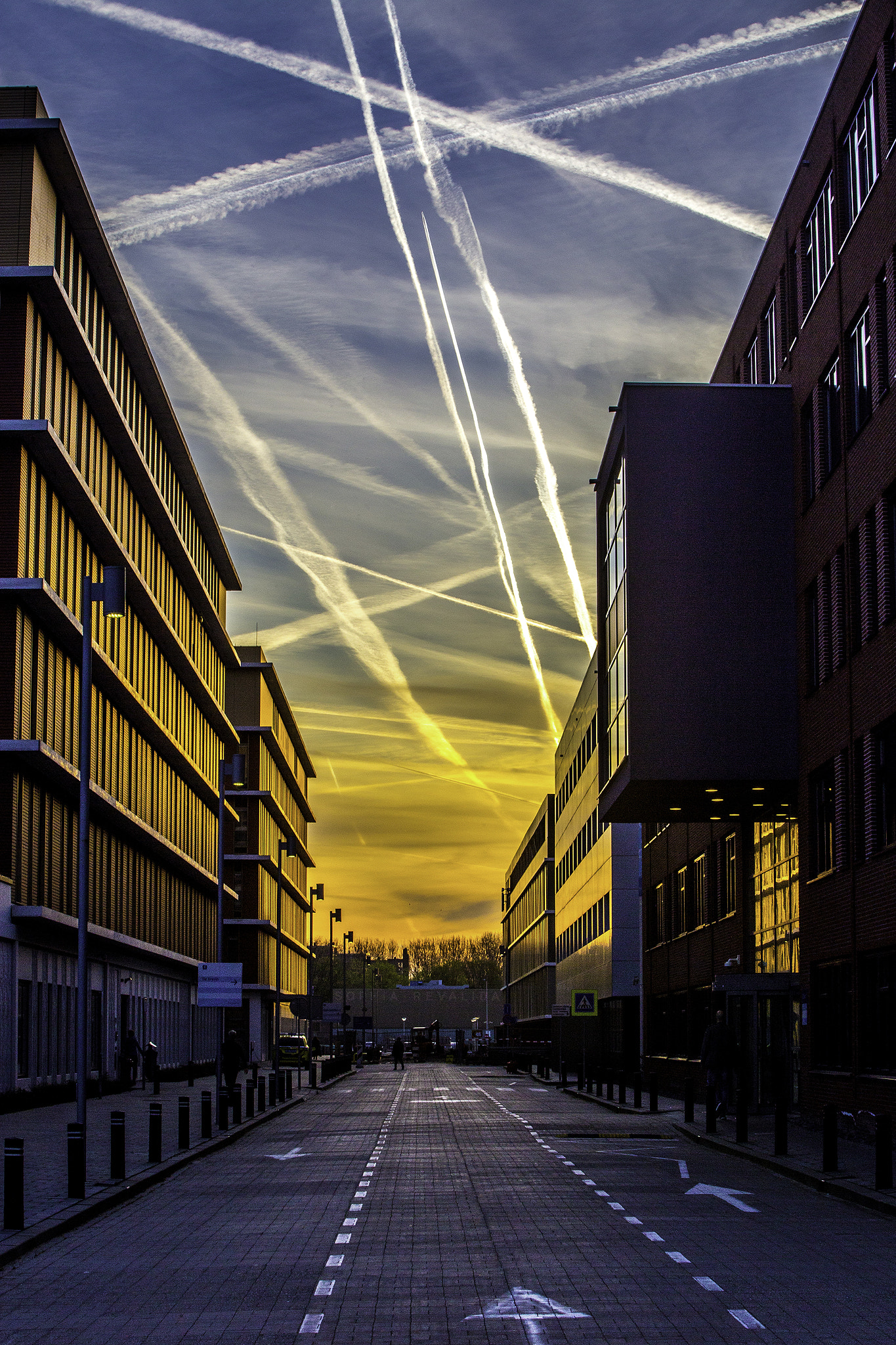 Canon EF 70-200mm F2.8L IS USM sample photo. Sunrise between buildings photography